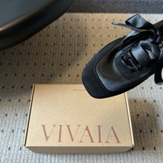 Vivai*26ss夏季新款丝带方头芭蕾舞鞋自带温柔松弛的氛围感,缎面材质泛着细腻柔光,褶皱后跟搭配丝带 Vivai*26ss夏季新款丝带方头芭蕾舞鞋自带温柔松弛的氛围感,缎面材质泛着细腻柔光,褶皱后跟搭配丝带