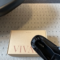 Vivai*26ss夏季新款丝带方头芭蕾舞鞋自带温柔松弛的氛围感,缎面材质泛着细腻柔光,褶皱后跟搭配丝带 Vivai*26ss夏季新款丝带方头芭蕾舞鞋自带温柔松弛的氛围感,缎面材质泛着细腻柔光,褶皱后跟搭配丝带