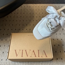 Vivai*26ss夏季新款丝带方头芭蕾舞鞋自带温柔松弛的氛围感,缎面材质泛着细腻柔光,褶皱后跟搭配丝带 Vivai*26ss夏季新款丝带方头芭蕾舞鞋自带温柔松弛的氛围感,缎面材质泛着细腻柔光,褶皱后跟搭配丝带