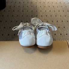 Vivai*26ss夏季新款丝带方头芭蕾舞鞋自带温柔松弛的氛围感,缎面材质泛着细腻柔光,褶皱后跟搭配丝带 Vivai*26ss夏季新款丝带方头芭蕾舞鞋自带温柔松弛的氛围感,缎面材质泛着细腻柔光,褶皱后跟搭配丝带