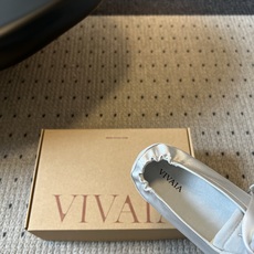 Vivai*26ss夏季新款丝带方头芭蕾舞鞋自带温柔松弛的氛围感,缎面材质泛着细腻柔光,褶皱后跟搭配丝带 Vivai*26ss夏季新款丝带方头芭蕾舞鞋自带温柔松弛的氛围感,缎面材质泛着细腻柔光,褶皱后跟搭配丝带