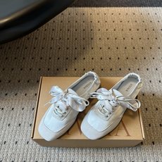 Vivai*26ss夏季新款丝带方头芭蕾舞鞋自带温柔松弛的氛围感,缎面材质泛着细腻柔光,褶皱后跟搭配丝带 Vivai*26ss夏季新款丝带方头芭蕾舞鞋自带温柔松弛的氛围感,缎面材质泛着细腻柔光,褶皱后跟搭配丝带