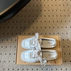 Vivai*26ss夏季新款丝带方头芭蕾舞鞋自带温柔松弛的氛围感,缎面材质泛着细腻柔光,褶皱后跟搭配丝带 Vivai*26ss夏季新款丝带方头芭蕾舞鞋自带温柔松弛的氛围感,缎面材质泛着细腻柔光,褶皱后跟搭配丝带