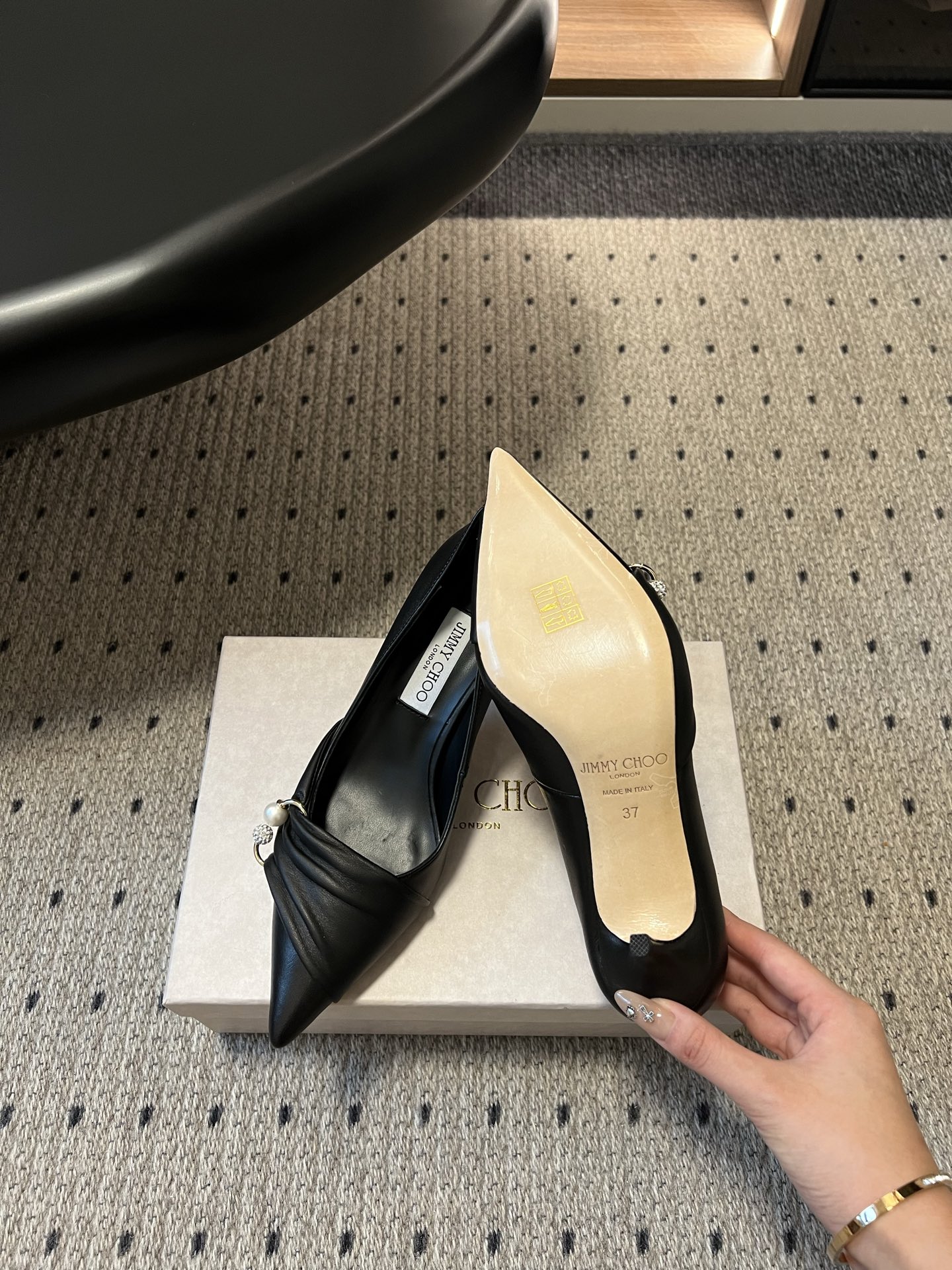 Женские туфли Jimmy Choo с позолоченными деталями черного цвета