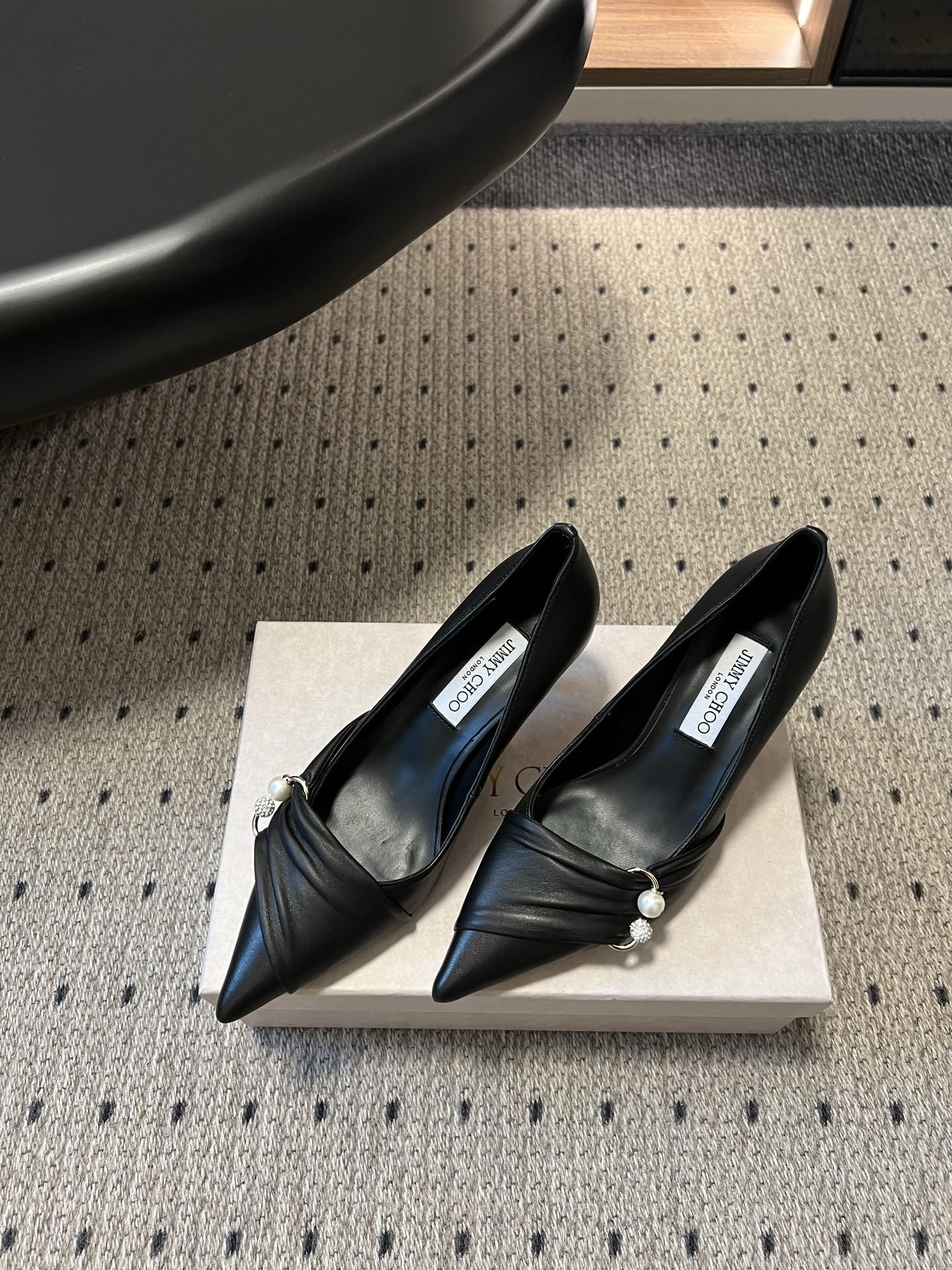 Женские туфли Jimmy Choo с позолоченными деталями черного цвета