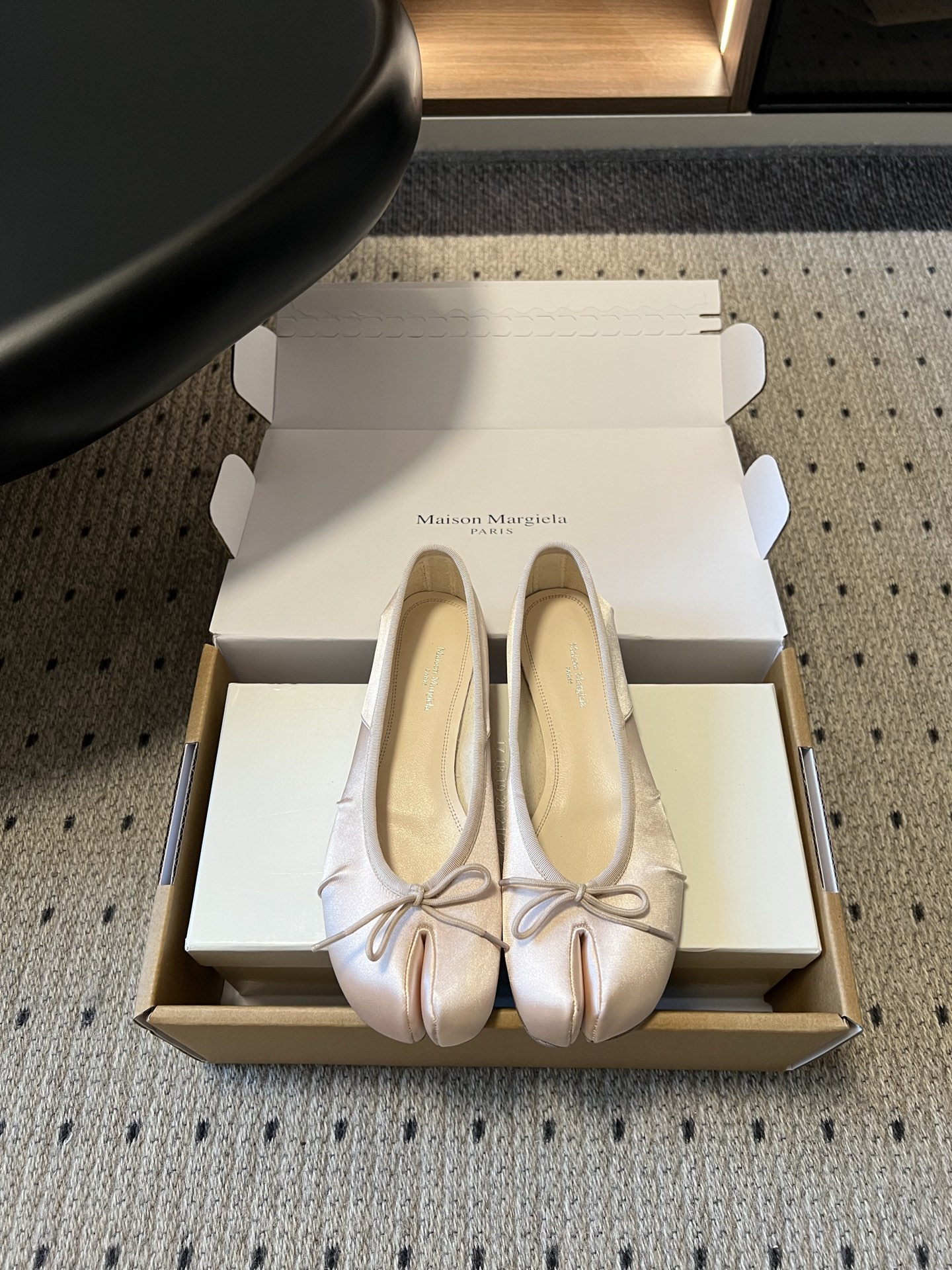 NO:922676,Top quality Maison Margiel*26ss summer new bow split-toe flat shoes, with a sweet, romantic and gentle temperament, iconic split-toe cut with satin pleated upper, small bow embellishment on the toe, soft luster and light luxury atmosphere, niche design has its own recognition, gentle yet unique style.  Perfect for daily dates, afternoon tea gatherings, and light French style. Pair it with a long silk skirt to show a gentle lady's temperament, pair it with slim cigarette pants for a simple and advanced style, and pair it with wide-leg pants to create a lazy and casual style. Various styles can be easily integrated. Silk upper, sheepskin lining, Italian genuine leather outsole, size 35-40 (40 size customization is non-returnable), split-toe shoes, skirts, sheepskin, real silk, Leather  soles19860909顶级品质 Maison Margiel*26ss夏季新款蝴蝶结分趾平底单鞋 自带甜欲浪漫温柔气质,标志性分趾剪裁搭配缎面褶皱鞋面,小巧蝴蝶结点缀鞋头,柔润光泽自带轻奢氛围感,小众设计自带辨识度,温柔又不失独特格调. 日常约会、下午茶聚会、轻法式穿搭都能完美驾驭,搭配丝质半身长裙尽显温婉名媛气质,搭配修身烟管裤简约高级,配阔腿裤打造慵懒随性风格,多种穿搭风格均可轻松融合. 鞋面真丝 内里羊皮 大底意大利真皮大底 size35-40码（40码定制不退换）,分趾鞋,skirts,sheepskin,real silk,Leather soles,Women's Shoes