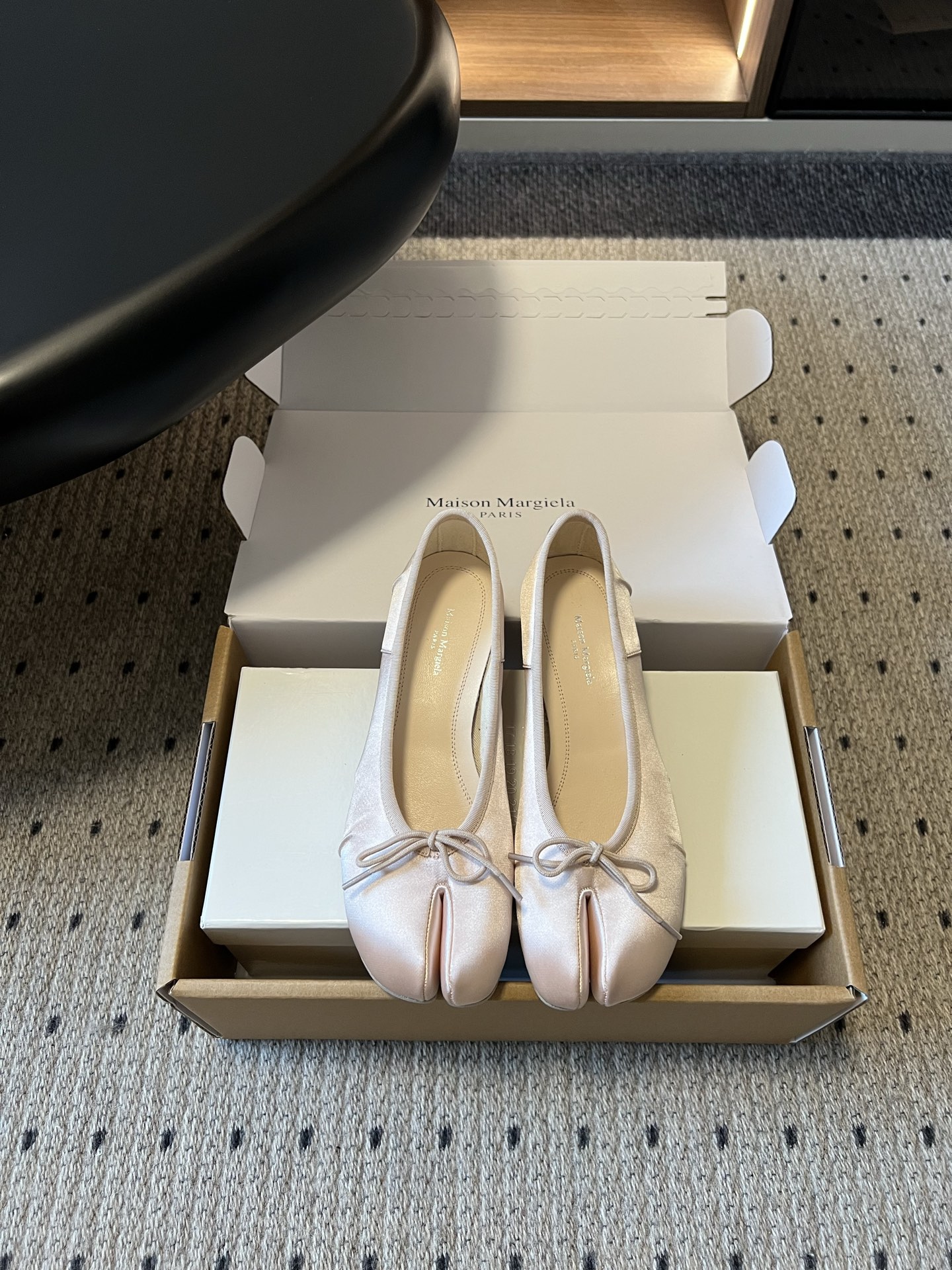 NO:922654,Top quality Maison Margiel*26ss summer new bow split-toe low-heeled shoes with a sweet, romantic and gentle temperament. The iconic split-toe cut is paired with a satin pleated upper, a small bow embellishes the toe, and the soft luster brings a light and luxurious atmosphere. The niche design is recognizable, gentle and yet unique.  Perfect for daily dates, afternoon tea gatherings, and light French style. Pair it with a silk skirt to show a gentle lady's temperament, pair it with slim cigarette pants for a simple and advanced style, and pair it with wide-leg pants to create a lazy and casual style. Various styles can be easily integrated. Silk upper, leather lining, Italian leather outsole, size 35-40 (40 size customization is non-refundable), heel height 3cm, split-toe shoes, skirts, cowhide, real  silk,leather soles19860909顶级品质 Maison Margiel*26ss夏季新款蝴蝶结分趾低跟单鞋 自带甜欲浪漫温柔气质,标志性分趾剪裁搭配缎面褶皱鞋面,小巧蝴蝶结点缀鞋头,柔润光泽自带轻奢氛围感,小众设计自带辨识度,温柔又不失独特格调. 日常约会、下午茶聚会、轻法式穿搭都能完美驾驭,搭配丝质半身长裙尽显温婉名媛气质,搭配修身烟管裤简约高级,配阔腿裤打造慵懒随性风格,多种穿搭风格均可轻松融合. 鞋面真丝 内里牛皮 大底意大利真皮大底 size35-40码（40码定制不退换） 跟高3cm,分趾鞋,skirts,cowhide,real silk,Leather soles,Women's Shoes