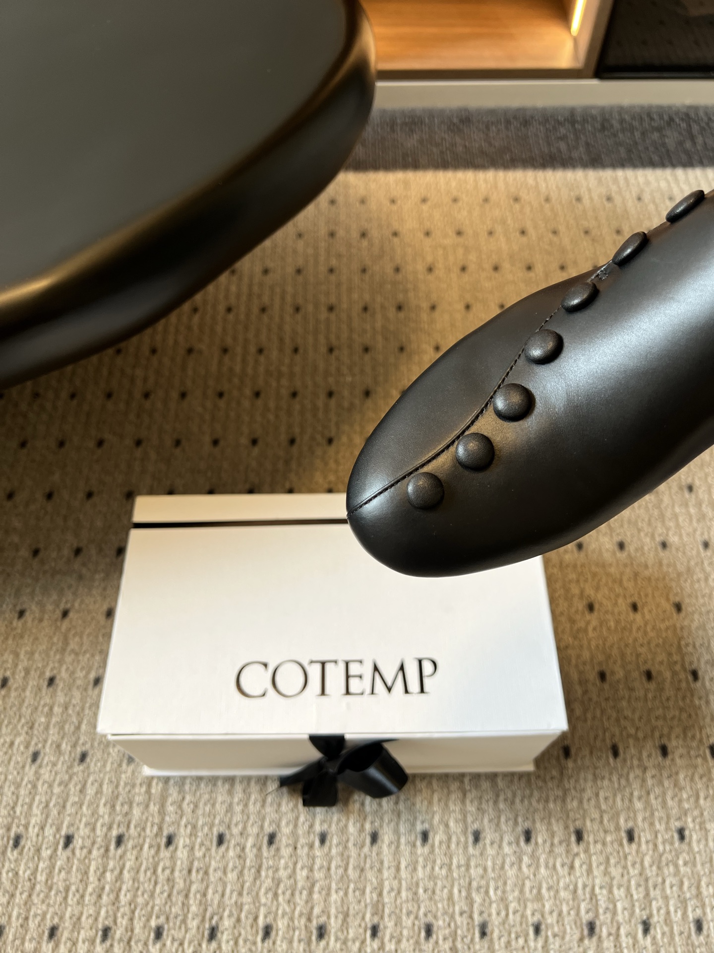 G102@COTEM* 26ss夏季新款复古纽扣低跟乐福皮鞋 自带松弛复古文艺氛围感,极简利落的线条弱化了繁复装饰,一排 G102@COTEM* 26ss夏季新款复古纽扣低跟乐福皮鞋 自带松弛复古文艺氛围感,极简利落的线条弱化了繁复装饰,一排