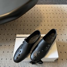 G102@COTEM* 26ss夏季新款复古纽扣低跟乐福皮鞋 自带松弛复古文艺氛围感,极简利落的线条弱化了繁复装饰,一排 G102@COTEM* 26ss夏季新款复古纽扣低跟乐福皮鞋 自带松弛复古文艺氛围感,极简利落的线条弱化了繁复装饰,一排