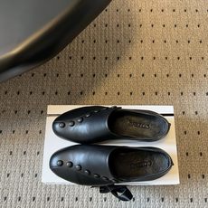 G102@COTEM* 26ss夏季新款复古纽扣低跟乐福皮鞋 自带松弛复古文艺氛围感,极简利落的线条弱化了繁复装饰,一排 G102@COTEM* 26ss夏季新款复古纽扣低跟乐福皮鞋 自带松弛复古文艺氛围感,极简利落的线条弱化了繁复装饰,一排