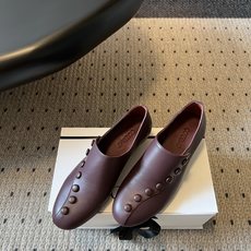 G102@COTEM* 26ss夏季新款复古纽扣低跟乐福皮鞋 自带松弛复古文艺氛围感,极简利落的线条弱化了繁复装饰,一排 G102@COTEM* 26ss夏季新款复古纽扣低跟乐福皮鞋 自带松弛复古文艺氛围感,极简利落的线条弱化了繁复装饰,一排
