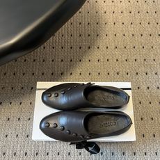 G102@COTEM* 26ss夏季新款复古纽扣低跟乐福皮鞋 自带松弛复古文艺氛围感,极简利落的线条弱化了繁复装饰,一排 G102@COTEM* 26ss夏季新款复古纽扣低跟乐福皮鞋 自带松弛复古文艺氛围感,极简利落的线条弱化了繁复装饰,一排