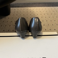 G102@COTEM* 26ss夏季新款复古纽扣低跟乐福皮鞋 自带松弛复古文艺氛围感,极简利落的线条弱化了繁复装饰,一排 G102@COTEM* 26ss夏季新款复古纽扣低跟乐福皮鞋 自带松弛复古文艺氛围感,极简利落的线条弱化了繁复装饰,一排
