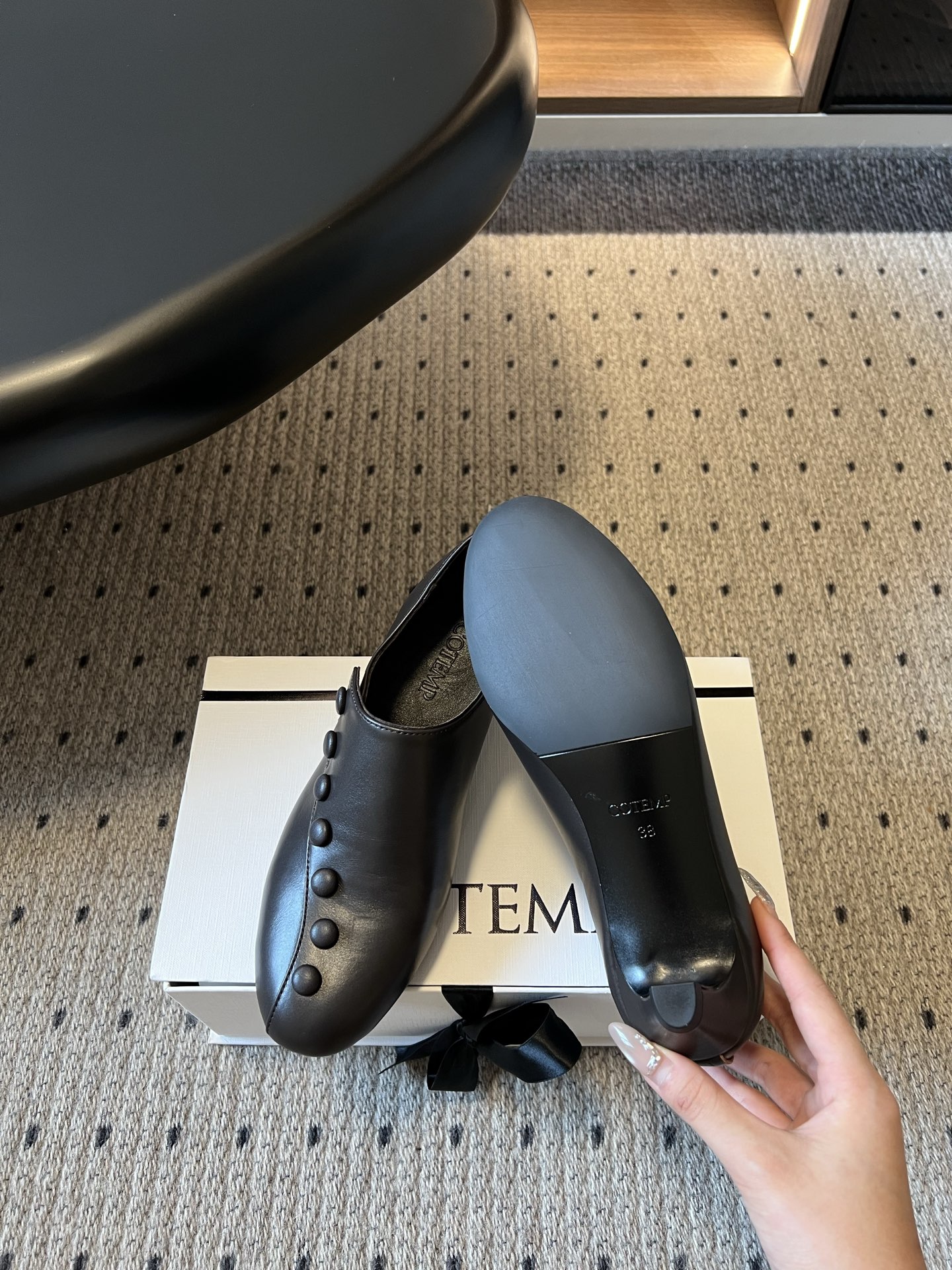 G102@COTEM* 26ss夏季新款复古纽扣低跟乐福皮鞋 自带松弛复古文艺氛围感,极简利落的线条弱化了繁复装饰,一排 G102@COTEM* 26ss夏季新款复古纽扣低跟乐福皮鞋 自带松弛复古文艺氛围感,极简利落的线条弱化了繁复装饰,一排