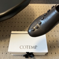 G102@COTEM* 26ss夏季新款复古纽扣低跟乐福皮鞋 自带松弛复古文艺氛围感,极简利落的线条弱化了繁复装饰,一排 G102@COTEM* 26ss夏季新款复古纽扣低跟乐福皮鞋 自带松弛复古文艺氛围感,极简利落的线条弱化了繁复装饰,一排