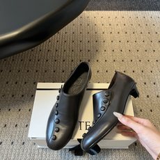 G102@COTEM* 26ss夏季新款复古纽扣低跟乐福皮鞋 自带松弛复古文艺氛围感,极简利落的线条弱化了繁复装饰,一排 G102@COTEM* 26ss夏季新款复古纽扣低跟乐福皮鞋 自带松弛复古文艺氛围感,极简利落的线条弱化了繁复装饰,一排