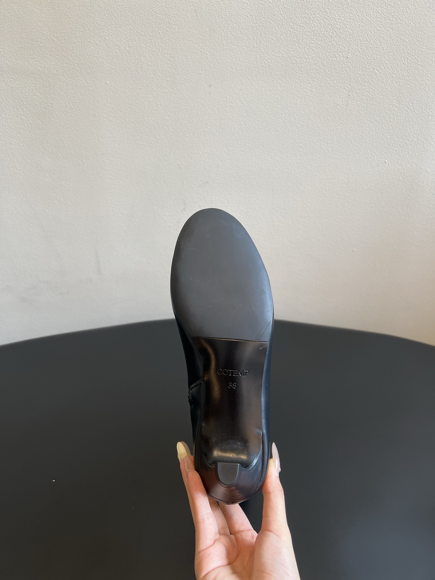G102😃COTEM* 26ss夏季新款复古纽扣低跟中筒靴 自带浓郁复古贵气格调,流畅靴筒线条搭配一排列圆扣装饰,哑光皮 G102😃COTEM* 26ss夏季新款复古纽扣低跟中筒靴 自带浓郁复古贵气格调,流畅靴筒线条搭配一排列圆扣装饰,哑光皮