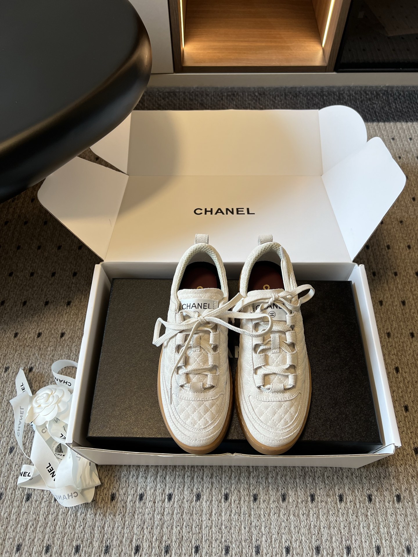 NO:922631,Chane*26ss new summer lozenge casual sneakers made in Wanguan have a relaxed retro literary atmosphere, with all-over lozenge dark pattern embossing, soft and restrained matte texture, and raw collagen soles, low-key and full of texture. They have a wide range of wear options and can be worn harmoniously with casual jeans, workwear wide-leg pants, and cotton and linen skirts. They can be easily used for daily commuting, weekend outings, and shopping. The upper is made of high mercerized cowhide and the lining is sheepskin.  Outsole original molded outsole size 35-40 (customized size 40 is non-refundable) Heel height 3cm, casual shoes/sports shoes, chanel, sneakers, skirts, jeans, sheepskin19860909莞产 Chane*26ss夏季新款菱格休闲板鞋 自带松弛复古文艺氛围感,通体菱格暗纹压印,哑光质感柔和内敛,生胶原色鞋底,低调又充满质感. 穿搭适配范围很广,搭配休闲牛仔裤、工装阔腿裤、棉麻半身裙都很和谐,日常通勤、周末出游、逛街散步都能轻松驾驭. 鞋面高丝光牛绒 内里绵羊皮 大底原版开模大底 size35-40码（40码定制不退换） 跟高3cm,休闲鞋/运动鞋,chanel,sneakers,skirts,jeans,sheepskin,Women's Shoes
