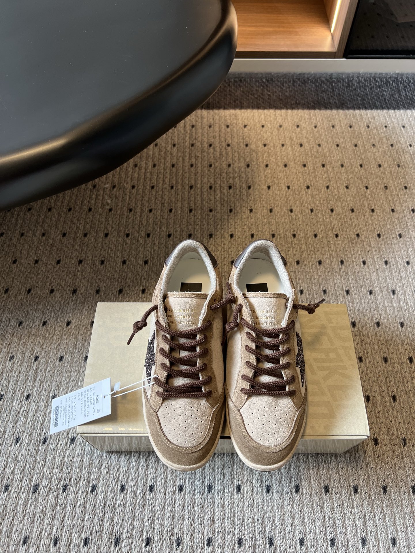 NO:928730,Top quality GGD*26ss summer new color-blocked star sequined casual sneakers. It has a retro and noble atmosphere. The upper is embellished with glittering stars. The earth tone is warm and calm. It has an inner height and a low-key hidden exquisite details. It has a wide range of wear options. It is very coordinated with overalls, straight jeans and woolen skirts. It can be easily used for daily commuting, autumn and winter outings, and casual gatherings. The upper is cow suede and the lining is cowhide. The outsole is original molded outsole.  size 35-40 (customized sizes 40 are non-returnable) Heel height 4cm, casual shoes/sports shoes, sneakers, skirts, jeans, cowhide19860909顶级品质 GGD*26ss夏季新款拼色星星亮片休闲板鞋 自带复古贵气氛围感,闪片星星点缀鞋面,大地色系温润沉稳,带有内高,低调之中暗藏精致细节. 穿搭适配范围广泛,搭配工装裤、直筒牛仔裤、毛呢半裙都十分协调,日常通勤、秋冬出街、休闲聚会都能轻松驾驭. 鞋面牛反绒 内里牛皮 大底原版开模大底 size35-40码（40码定制不退换） 跟高4cm,休闲鞋/运动鞋,sneakers,skirts,jeans,cowhide,Women's Shoes