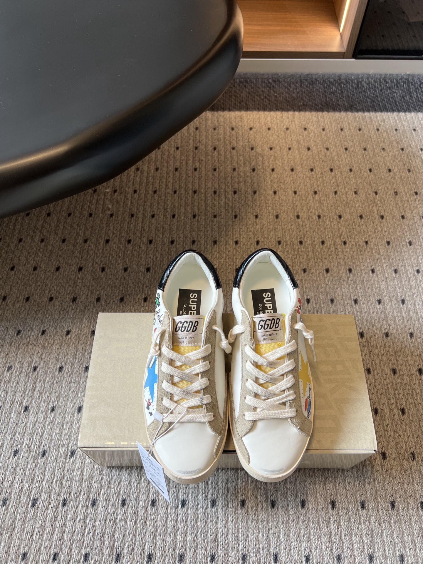 NO:928711,Top quality GGD*26ss summer new style hand-painted graffiti distressed star sneakers. It has a sweet, romantic and relaxing atmosphere. The hand-painted love arrow graffiti is matched with a yellow star pattern. It has an inner height and an old yellowed shoe edge. It is childlike but not out of style. It is very tolerant and can be worn harmoniously with jeans, casual sweatpants and floral skirts. It can be easily used for daily shopping, weekend outings and casual dates. Upper cowhide/cow suede lining cowhide  Outsole original molded outsole size 35-40 (customized size 40 is not returnable) Heel height 4cm, casual shoes/sports shoes, sneakers, skirts, jeans, cowhide19860909顶级品质 GGD*26ss夏季新款手绘涂鸦做旧星星板鞋 自带甜欲浪漫松弛氛围感,手绘爱心箭头涂鸦搭配黄色星星图案,带有内高,做旧泛黄鞋边,童趣又不失格调. 穿搭包容性极强,搭配牛仔裤、休闲卫裤、碎花半身裙都很和谐,日常逛街、周末出游、休闲约会都可以轻松驾驭. 鞋面牛皮/牛反绒 内里牛皮 大底原版开模大底 size35-40码（40码定制不退换） 跟高4cm,休闲鞋/运动鞋,sneakers,skirts,jeans,cowhide,Women's Shoes