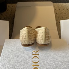 Dio*26ss夏季新款老花网纱平底尖头单鞋自带温柔名媛高级氛围感,满幅经典提花纹理,网纱通透轻盈,尖头 Dio*26ss夏季新款老花网纱平底尖头单鞋自带温柔名媛高级氛围感,满幅经典提花纹理,网纱通透轻盈,尖头