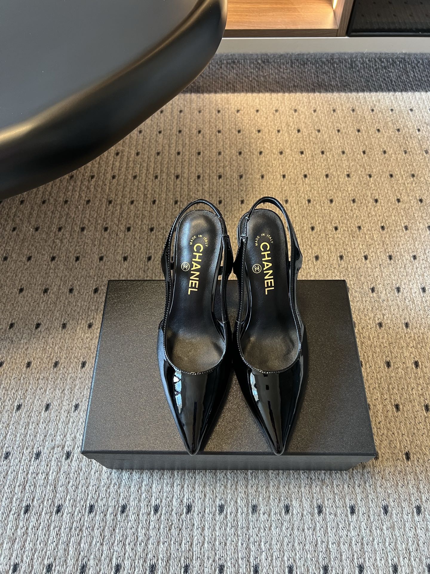 NO:957567,Chanel 26ss summer new pointed toe hollow back metal heel high heels have a cool and noble style. The sharp and sharp toe box modifies the shape of the foot. The slim back strap gently hugs the ankle. The highly recognizable carved heel is the finishing touch. It is elegant and has just the right sophistication. It combines elegance, high-end and practical wear. It is suitable for daily commuting, going on a date or dressing up for a banquet. It is an indispensable elegant high heel in the shoe cabinet.  Upper cowhide/open-edge beaded cowhide, lining sheepskin, leather outsole size 35-41 (customized sizes 40 and 41 are non-refundable), heel height 9cm, high heels, sandals, chanel, sandals, high heels, cowhide, sheepskin, Leather soles19860909Chanel 26ss夏季新款尖头后空金属标跟高跟鞋 清冷贵气的格调浑然天成,利落尖峭的鞋头修饰脚型,纤细后绊带轻轻兜住脚踝,辨识度十足的雕花鞋跟成为点睛之笔,优雅中裹挟着恰到好处的精致锋芒. 集优雅、高级与实穿于一身,无论是日常通勤、约会出行还是盛装赴宴都很合适,是鞋柜里不可或缺的气质款高跟. 鞋面牛皮/开边珠牛皮 内里羊皮 大底真皮大底 size35-41码（40、41码定制不退换） 跟高9cm,高跟鞋凉鞋,chanel,sandals,high heels,cowhide,sheepskin,Leather soles,Women's Shoes