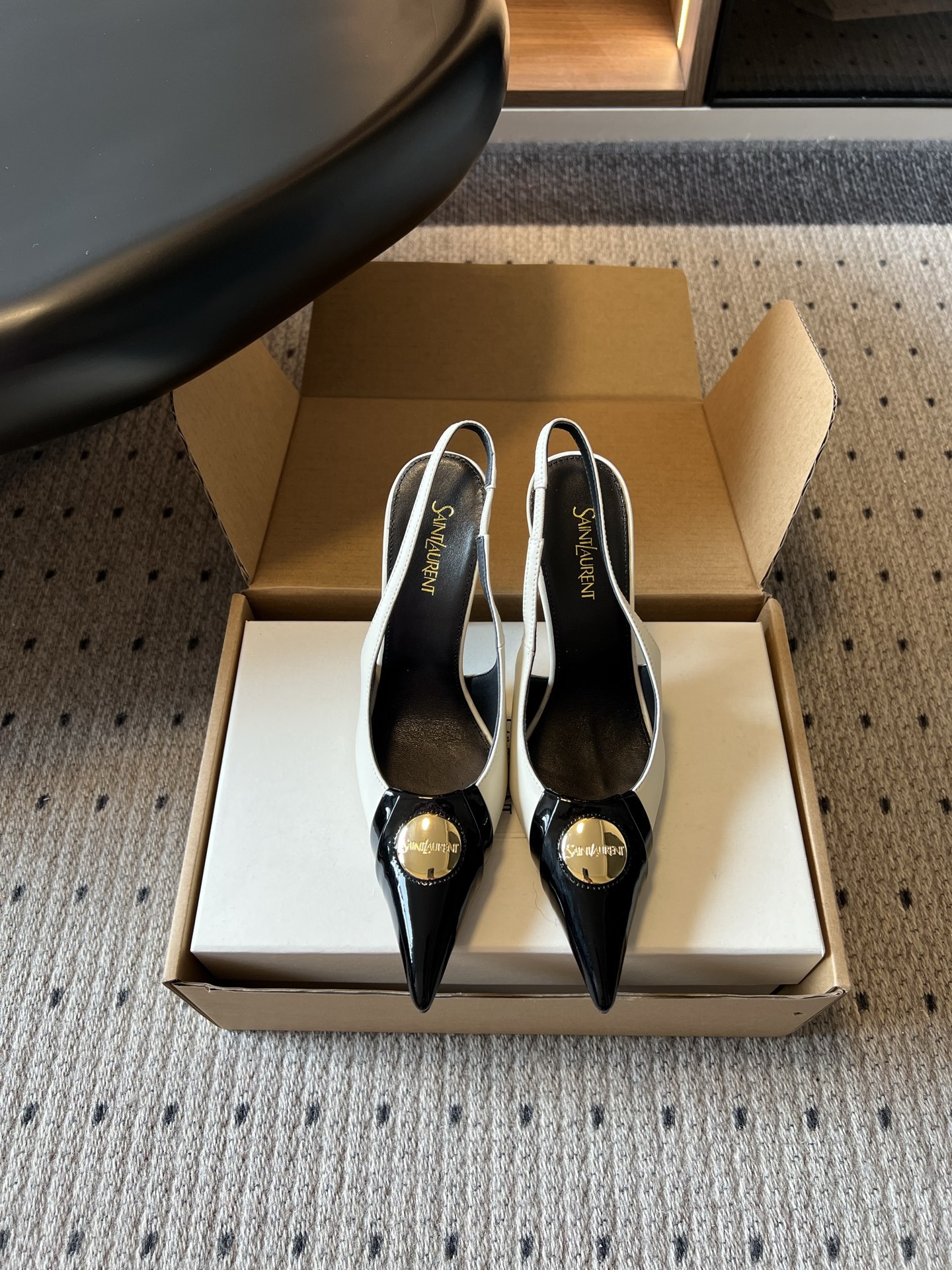NO:922570,Top-quality Saint Lauren*YSL summer new spliced pointed-toe stiletto high-heeled shoes with a retro wild coolness. The sharp and slender toe extends neatly, the back strap cleverly tightens the ankle, and the metal round plate embellishes the toe, which directly adds a modern and flamboyant atmosphere. Whether you want to create a personalized street style or need a pair of high-quality commuter high-heeled shoes, they can become an indispensable choice in the wardrobe. Upper calfskin/silk lining sheepskin  Outsole Italian genuine leather outsole size 35-41 (customized sizes 40 and 41 are non-refundable) Heel height 10cm, high heels sandals, saint laurent, saint laurent, sandals, high heels, cowhide, sheepskin, real silk, Leather soles19860909顶级品质 Saint Lauren*YSL夏季新款拼接尖头后空细跟高跟鞋 裹挟着复古野性的酷飒气场,尖锐修长的鞋头利落延伸,后绊带巧妙收束脚踝,金属圆牌点缀鞋头,将摩登张扬的氛围感直接拉满. 无论是想要打造个性街头造型,还是需要一双质感出众的通勤高跟鞋,都可以成为衣橱里不可或缺的选择. 鞋面小牛皮/真丝 内里羊皮 大底意大利真皮大底 size35-41码（40、41码定制不退换） 跟高10cm,高跟鞋凉鞋,saint laurent,saint laurent,sandals,high heels,cowhide,sheepskin,real silk,Leather soles,Women's Shoes