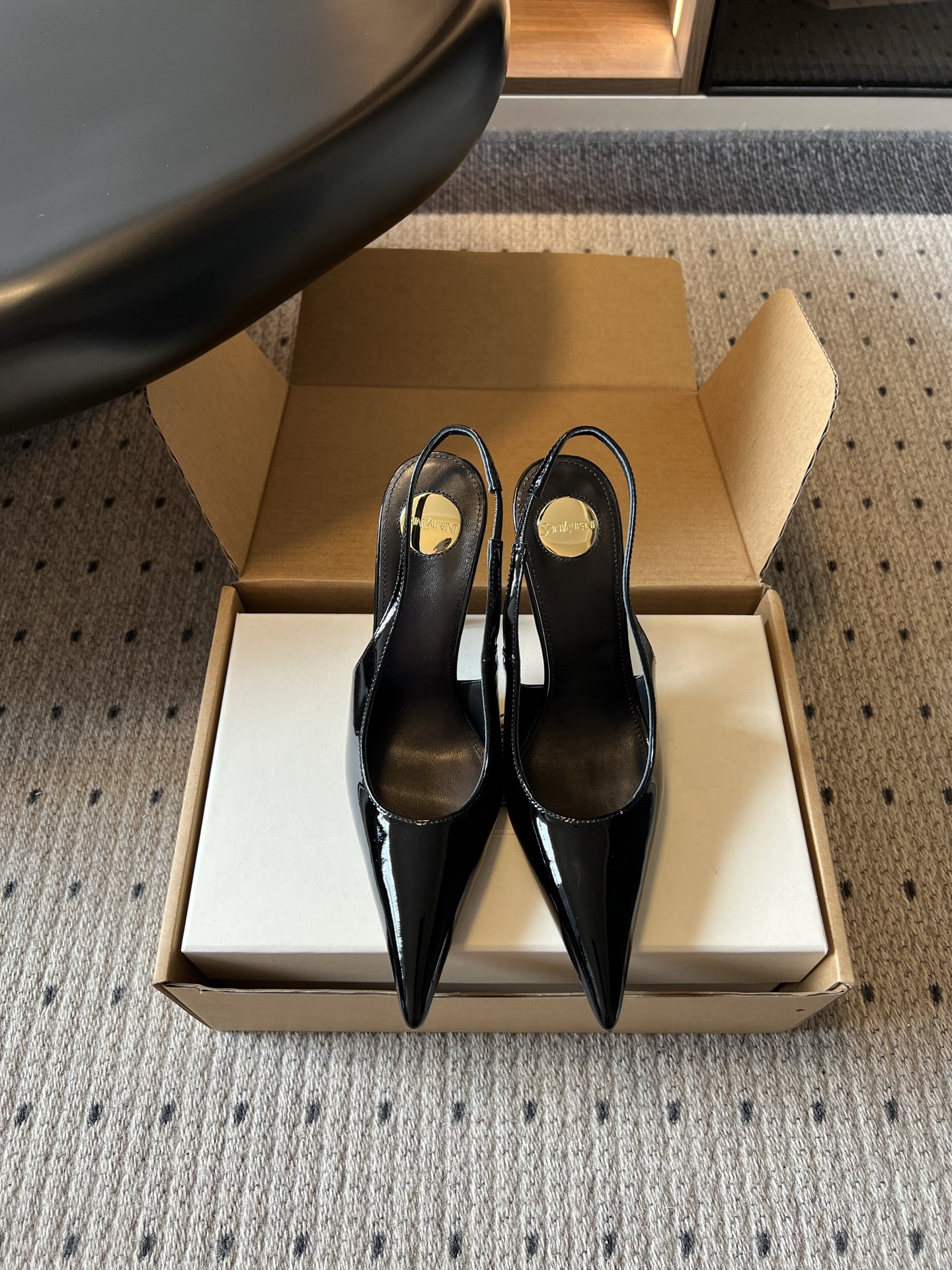 NO:922578,Top-quality Saint Lauren*YSL summer new pointed-toe hollow back stiletto high-heeled shoes have a cool and noble atmosphere. The sharp and sharp toe outlines exquisite and neat lines. The design of the back strap can justly modify the ankle. Every move and every move exudes an elegant and charming temperament.  For daily commuting, you can pair it with a slim-fitting suit and straight trousers to instantly enhance your smart aura; for an evening date or a light social occasion, pair it with a slim-fitting dress or silk skirt, and the atmosphere will be in place instantly. It can be perfectly matched with all kinds of sophisticated outfits. Upper calfskin/patent leather, lining sheepskin, outsole, Italian leather outsole, size 35-41 (customized sizes 40 and 41 are non-refundable), heel height 10cm, high-heeled sandals, saint laurent, saint  laurent,sandals,high heels,skirts,business suit,cowhide,sheepskin,Leather soles19860909顶级品质 Saint Lauren*YSL夏季新款尖头后空细跟高跟鞋 自带冷艳贵气的氛围感,利落尖峭的鞋头勾勒出精致利落的线条,后绊带的设计恰到好处地修饰脚踝,举手投足间都透着优雅又魅惑的气质. 日常通勤可以搭配修身西装和直筒长裤,干练气场直接拉满；晚间约会或是轻社交场合,配修身连衣裙或是丝质半裙,氛围感瞬间到位,各种偏精致感的穿搭都能完美契合. 鞋面小牛皮/漆皮 内里羊皮 大底意大利真皮大底 size35-41码（40、41码定制不退换） 跟高10cm,高跟鞋凉鞋,saint laurent,saint laurent,sandals,high heels,skirts,business suit,cowhide,sheepskin,Leather soles,Women's Shoes