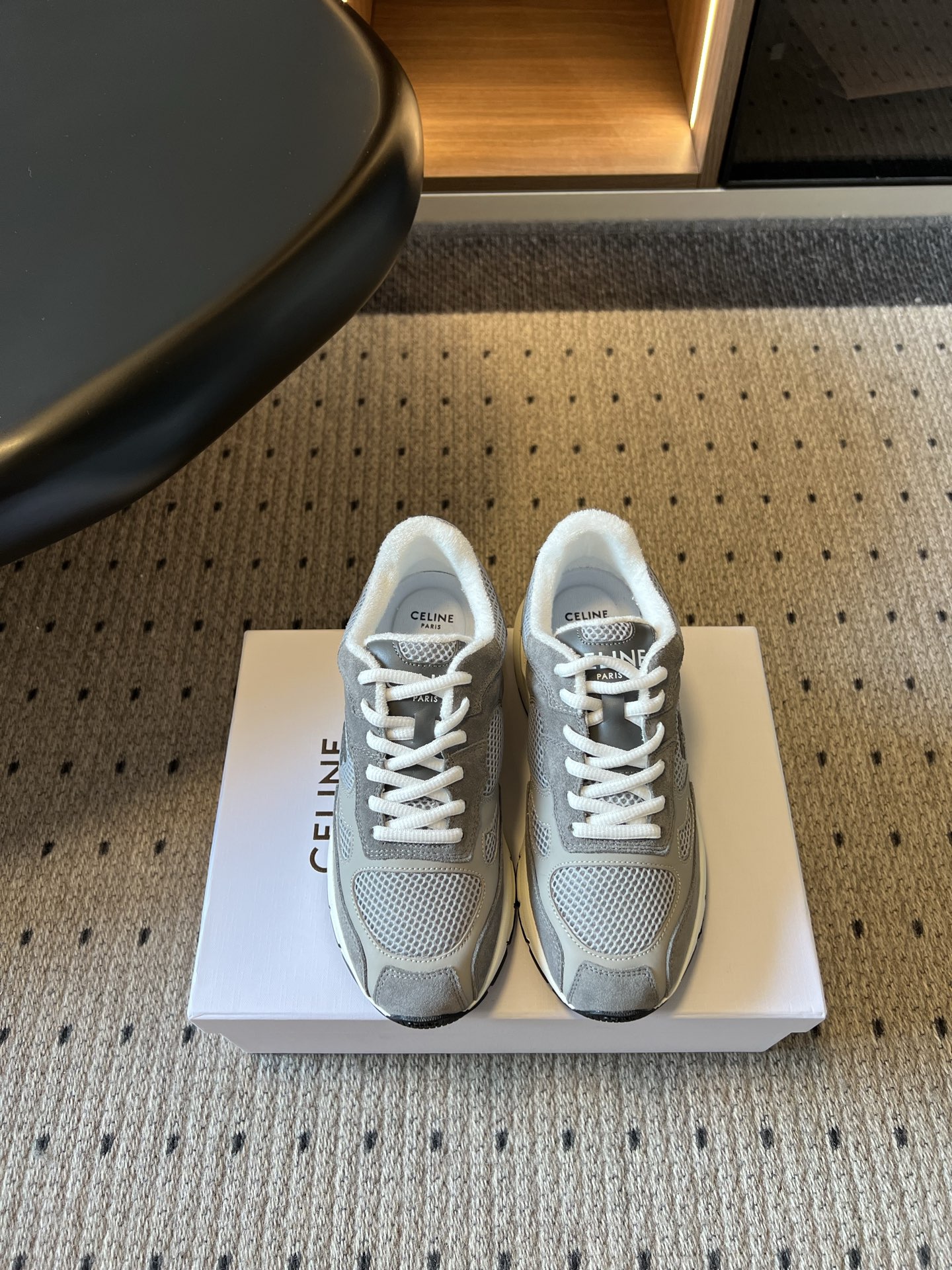 NO:928662,Top-quality Celin*26ss summer new retro casual dad shoes have a cool and minimalist retro texture, soft tones, clean and durable, smooth and neat shoe lines, and a low-key and high-end atmosphere. The overall style is low-key and durable and easy to wear. It is a classic casual shoe that can be worn repeatedly and is not easy to go out of style. It is very suitable for daily shopping, short trips or commuting, and can easily create a relaxed feeling. Upper cowhide/cow suede/mesh  Lined lining, TPU outsole, size 35-40 (40 yards customization is non-refundable), heel height 3cm, casual shoes/sports shoes, celine, sneakers, cowhide19860909顶级品质 Celin*26ss夏季新款复古休闲老爹鞋 自带清冷极简的复古质感,柔和的色调干净耐看,鞋型线条流畅利落,低调高级的氛围感直接拉满. 整体风格低调耐看且不挑穿搭,是能够反复穿搭、不容易过时的经典休闲鞋款.不管是日常逛街、短途出行还是通勤代步都十分合适,轻松打造松弛感穿搭. 鞋面牛皮/牛反绒/网布 内里布里 大底TPU大底 size35-40码（40码定制不退换） 跟高3cm,休闲鞋/运动鞋,celine,sneakers,cowhide,Women's Shoes