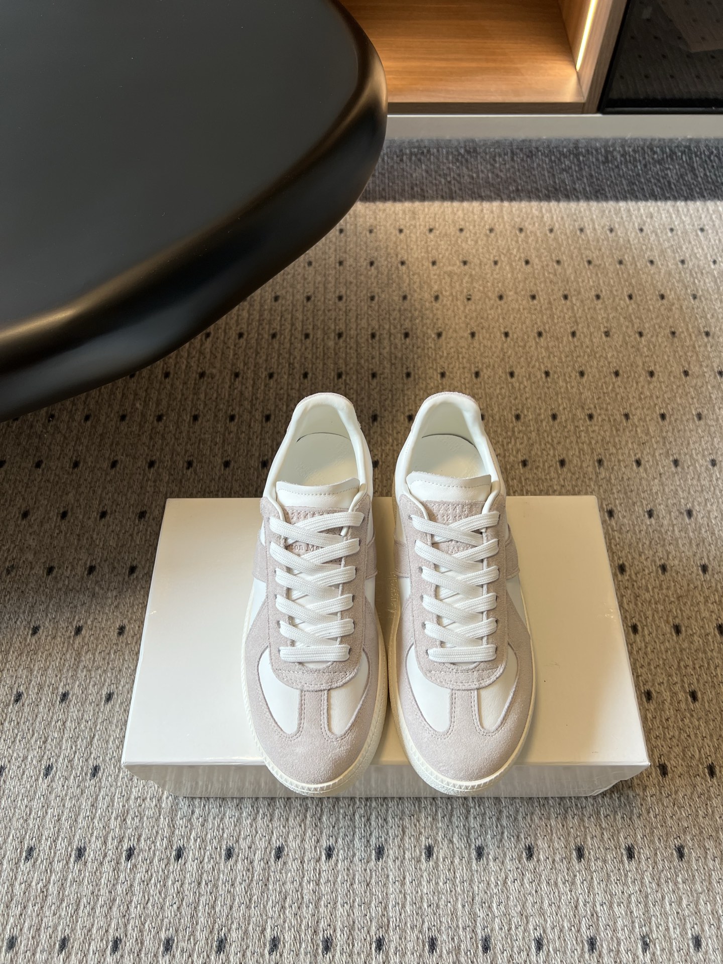 NO:926492,Maison Margiel*26ss new summer thick-soled Dexun shoes have a warm and soft relaxed retro atmosphere. The classic Dexun shoes have simple and smooth lines without unnecessary decoration, showing a low-key, rustic and high-end texture. They can be easily controlled for daily commuting, weekend shopping, and leisure trips to cafes. Pair them with cotton and linen wide-leg pants to show a lazy literary atmosphere. Pair them with straight jeans to create a simple and clean atmosphere. Pair them with a long skirt to create a gentle atmosphere. They can be worn in all seasons. The upper is cow velvet and the lining is cow velvet.  Outsole original molded outsole Size women's size 35-41 (customized sizes 40 and 41 are non-returnable) Men's size 39-46 (customized 46 non-returnable) Heel height 4.5cm, casual shoes/sports shoes, sneakers, skirts, jeans19860909Maison Margiel*26ss夏季新款厚底德训鞋 自带温润柔和的松弛复古氛围,经典德训鞋型线条简约流畅,没有多余装饰,尽显低调质朴的高级质感. 日常通勤、周末逛街、咖啡馆休闲出行都能轻松驾驭,搭配棉麻阔腿裤尽显慵懒文艺气息,搭配直筒牛仔裤简约干净,搭配半身长裙营造温柔氛围感,四季皆可穿着. 鞋面牛反绒 内里牛绒 大底原版开模大底 size女码35-41码（40、41码定制不退换）男码39-46码（46定制不退换） 跟高4.5cm,休闲鞋/运动鞋,sneakers,skirts,jeans,Women's Shoes