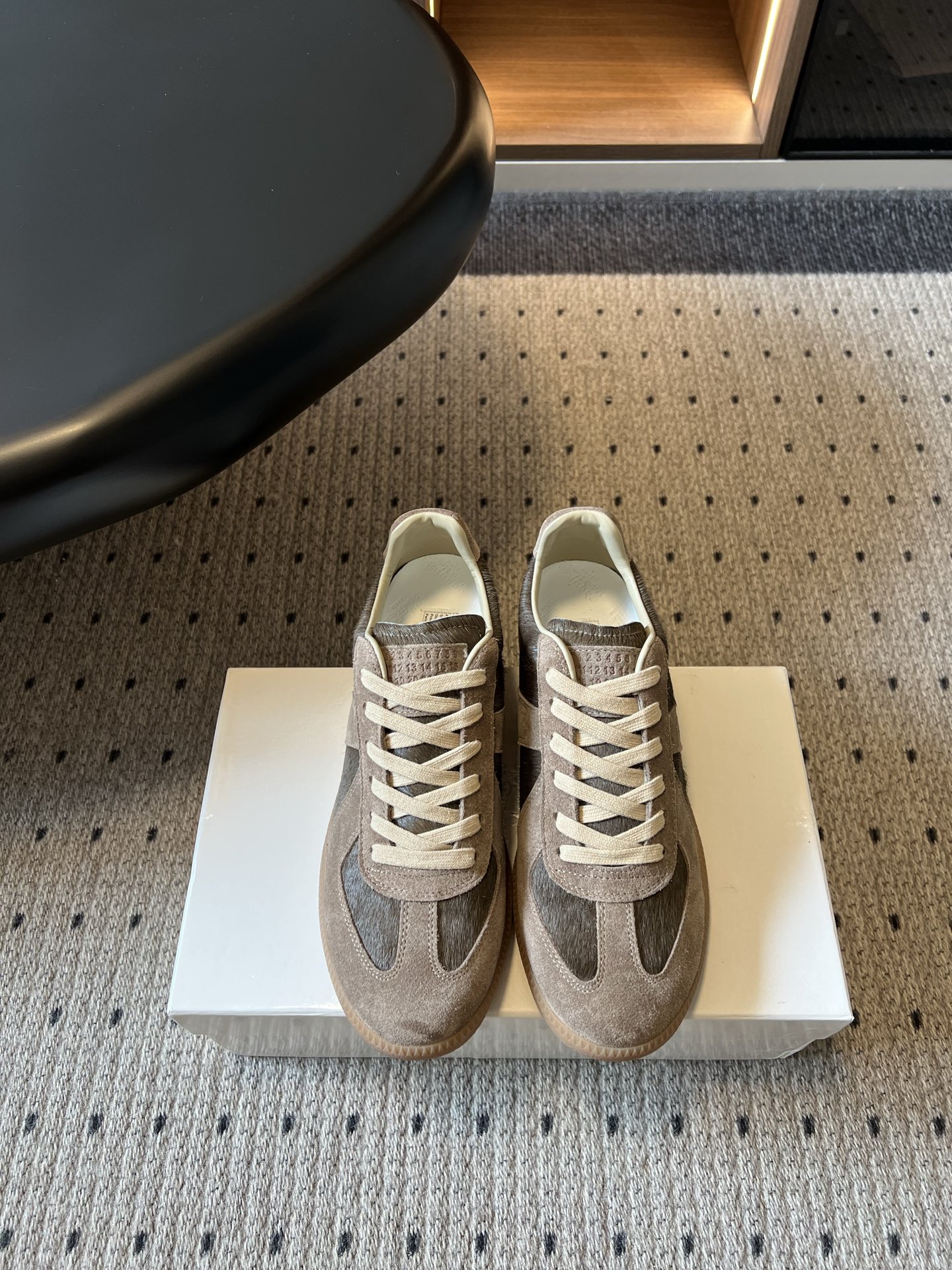 NO:926517,Maison Margiel*26ss new summer style stitched horsehair moral training shoes have a rich retro noble atmosphere. The low-saturated retro color system reflects the texture of the years. The classic moral training shoes are neat and simple, showing high-end taste in a low-key manner. They are very suitable for autumn and winter commuting, citywalk, and literary style. They are full of style when paired with woolen straight pants. They create a lazy retro atmosphere with casual wide-leg pants. They can neutralize the toughness with denim trousers and are suitable for various seasons.  Upper cow suede/horse hair lining cowhide leather outsole original molded outsole size women's size 35-41 (40, 41 customization is not returnable) men's size 39-46 (46 customization is not returnable), casual shoes/sports shoes, sneakers, cowhide19860909Maison Margiel*26ss夏季新款拼接马毛德训鞋 自带浓郁复古贵气氛围感,低饱和复古色系沉淀出岁月质感,经典德训鞋型利落简约,低调之间尽显高级品味. 秋冬通勤、citywalk、文艺风穿搭都十分适配,搭配毛呢直筒裤格调十足,搭配休闲阔腿裤营造慵懒复古氛围,搭配牛仔长裤可中和硬朗感,适配多种季节穿搭. 鞋面牛反绒/马毛 内里牛皮 大底原版开模大底 size女码35-41码（40、41码定制不退换）男码39-46码（46定制不退换）,休闲鞋/运动鞋,sneakers,cowhide,Women's Shoes