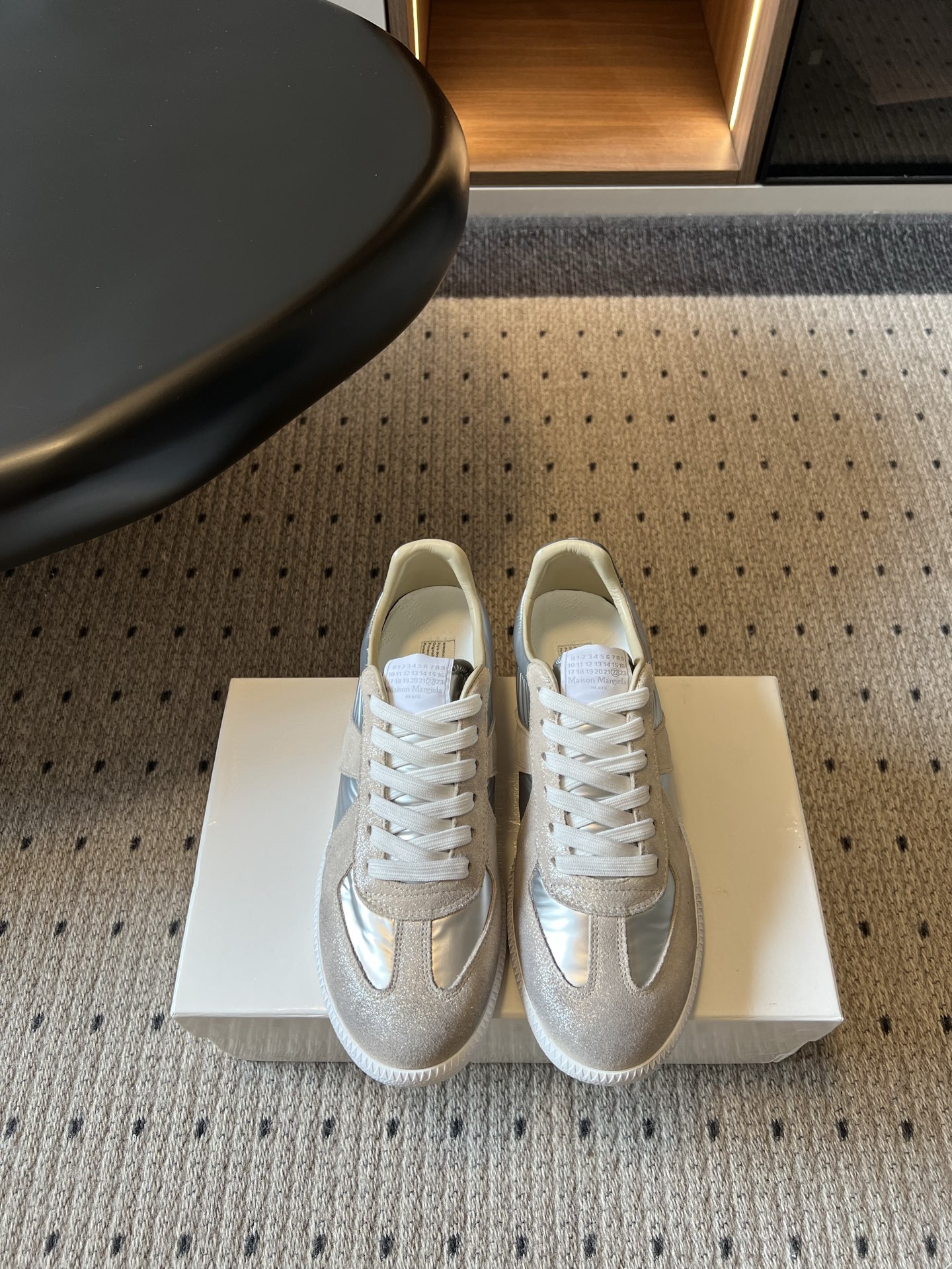NO:922632,Top quality Maison Margiel*26ss summer new retro splicing moral training shoes have a cool minimalist high-end atmosphere. The light base color is clean and soft, and the neat retro shoe shape has no unnecessary decoration. The simplicity hides exquisite details. It can be perfectly suitable for daily commuting, city walks, and minimalist style. It can be paired with drapey wide-leg pants to create a cool and relaxed feeling. It can be worn with straight jeans to weaken the toughness. It can be worn in spring, summer and autumn. The upper is made of cow suede.  Lined cowhide outsole original molded outsole size women's size 35-41 (customized sizes 40 and 41 are non-returnable) men's size 39-46 (customized 46 non-returnable), casual shoes/sports shoes, sneakers, skirts, jeans, cowhide19860909顶级品质 Maison Margiel*26ss夏季新款复古拼接德训鞋 自带清冷极简高级氛围感,浅素底色干净柔和,利落复古鞋型没有多余装饰,简约之中暗藏精致细节. 日常通勤、城市漫步、极简风穿搭都能完美适配,搭配垂感阔腿裤塑造清冷松弛感,搭配直筒牛仔裤干净利落,搭配半身裙弱化硬朗感,春夏秋三季都可穿着. 鞋面牛反绒 内里牛皮 大底原版开模大底 size女码35-41码（40、41码定制不退换）男码39-46码（46定制不退换）,休闲鞋/运动鞋,sneakers,skirts,jeans,cowhide,Women's Shoes