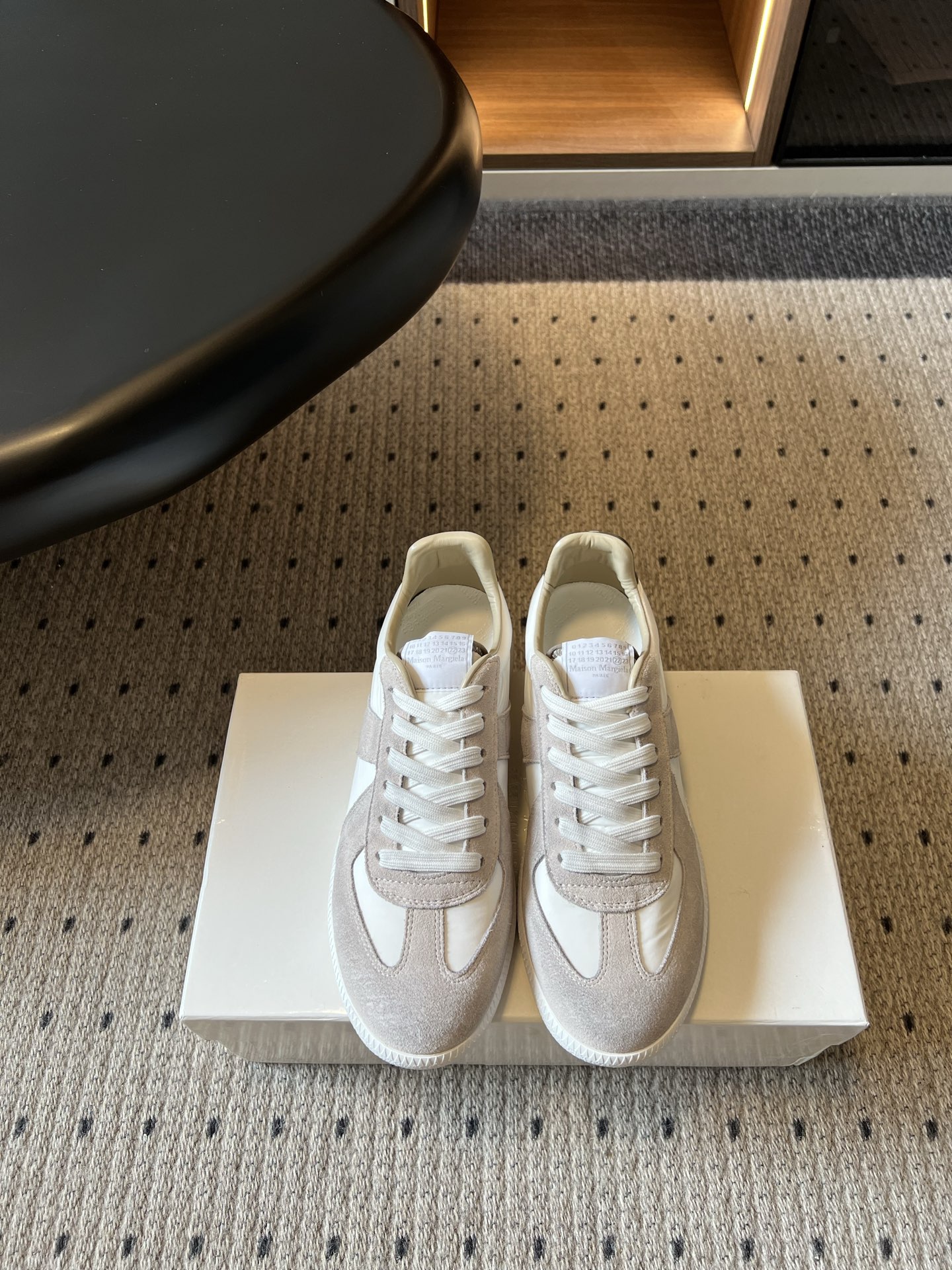 NO:926574,Maison Margiel*26ss new summer retro splicing moral training shoes have a cool, minimalist and high-end atmosphere. The light base color is clean and soft, and the neat retro shoe shape has no unnecessary decoration. The simplicity hides exquisite details. It is perfectly suitable for daily commuting, city walks, and minimalist style wear. Pair it with drapey wide-leg pants to create a cool and relaxed feeling. Pair it with straight jeans for a clean and neat look. Pair it with a skirt to weaken the toughness. It can be worn in spring, summer and autumn. The upper is made of cow suede.  Lined cowhide outsole original molded outsole size women's size 35-41 (customized sizes 40 and 41 are non-returnable) men's size 39-46 (customized 46 non-returnable), casual shoes/sports shoes, sneakers, skirts, jeans, cowhide19860909Maison Margiel*26ss夏季新款复古拼接德训鞋 自带清冷极简高级氛围感,浅素底色干净柔和,利落复古鞋型没有多余装饰,简约之中暗藏精致细节. 日常通勤、城市漫步、极简风穿搭都能完美适配,搭配垂感阔腿裤塑造清冷松弛感,搭配直筒牛仔裤干净利落,搭配半身裙弱化硬朗感,春夏秋三季都可穿着. 鞋面牛反绒 内里牛皮 大底原版开模大底 size女码35-41码（40、41码定制不退换）男码39-46码（46定制不退换）,休闲鞋/运动鞋,sneakers,skirts,jeans,cowhide,Women's Shoes