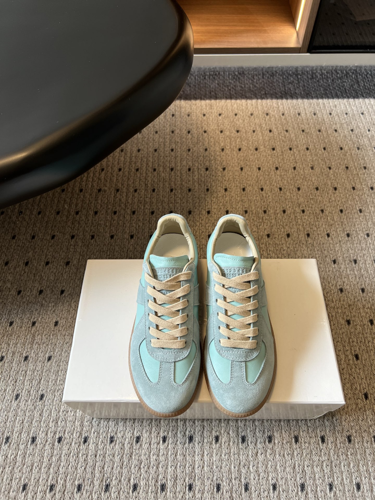 NO:922601,Top quality Maison Margiel*26ss summer new casual spliced moral training shoes have a refreshing and relaxed retro literary atmosphere. The low-saturated macaron color system is soft and durable. The classic moral training shoes are simple and neat, without complicated designs, showing a casual and natural style.  It can be easily managed for city walks, daily commuting, and leisure outings. Pair it with cotton and linen wide-leg pants to create a lazy atmosphere. Pair it with straight denim trousers for a refreshing and simple style. Pair it with a long skirt to neutralize the tough lines. It can be worn all year round. The upper is cow suede and the lining is cowhide. The outsole is the original molded outsole.  size women's size 35-41 (customized sizes 40 and 41 are non-returnable) men's size 39-46 (customized 46 non-returnable), casual shoes/sports shoes, sneakers, skirts, cowhide19860909顶级品质 Maison Margiel*26ss夏季新款休闲拼接德训鞋 自带清爽松弛的复古文艺氛围,低饱和马卡龙色系柔和耐看,经典德训鞋型简约利落,没有繁杂设计,尽显随性自然的格调. 城市漫步、日常通勤、休闲出游都能轻松驾驭,搭配棉麻阔腿裤打造慵懒氛围感,搭配直筒牛仔长裤清爽简约,搭配半身长裙中和硬朗线条,一年四季都可穿搭. 鞋面牛反绒 内里牛皮 大底原版开模大底 size女码35-41码（40、41码定制不退换）男码39-46码（46定制不退换）,休闲鞋/运动鞋,sneakers,skirts,cowhide,Women's Shoes