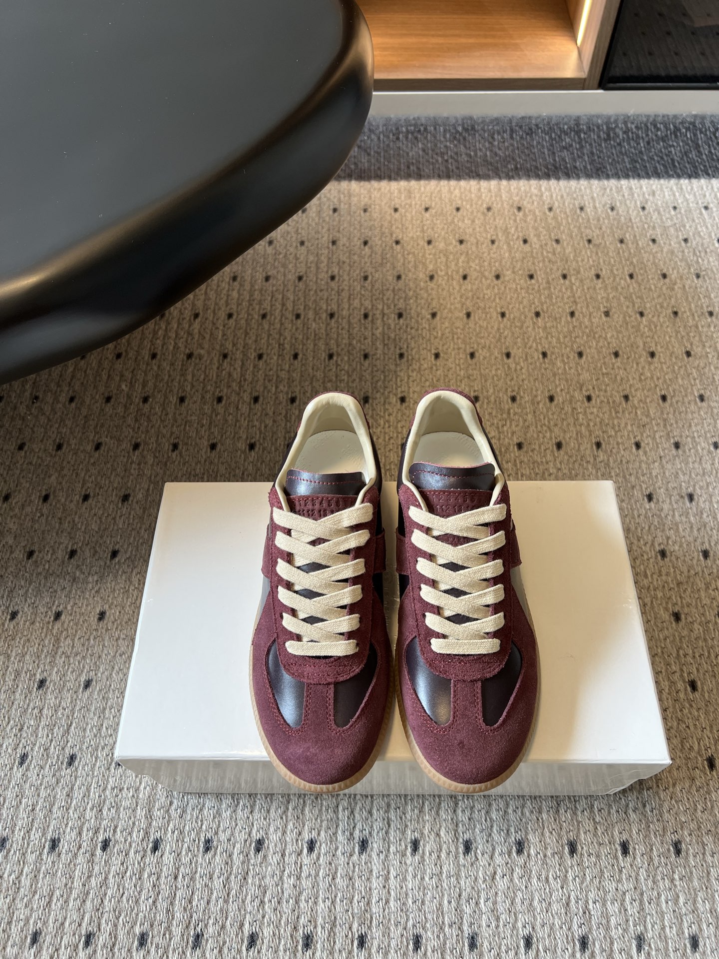 NO:926585,Maison Margiel*26ss new summer casual spliced moral training shoes have a refreshing and relaxed retro literary atmosphere. The low-saturated macaron color system is soft and durable. The classic moral training shoes are simple and neat, without complicated designs, showing a casual and natural style.  It can be easily managed for city walks, daily commuting, and leisure outings. Pair it with cotton and linen wide-leg pants to create a lazy atmosphere. Pair it with straight denim trousers for a refreshing and simple style. Pair it with a long skirt to neutralize the tough lines. It can be worn all year round. The upper is cow suede and the lining is cowhide. The outsole is the original molded outsole.  size women's size 35-41 (customized sizes 40 and 41 are non-returnable) men's size 39-46 (customized 46 non-returnable), casual shoes/sports shoes, sneakers, skirts, cowhide19860909Maison Margiel*26ss夏季新款休闲拼接德训鞋 自带清爽松弛的复古文艺氛围,低饱和马卡龙色系柔和耐看,经典德训鞋型简约利落,没有繁杂设计,尽显随性自然的格调. 城市漫步、日常通勤、休闲出游都能轻松驾驭,搭配棉麻阔腿裤打造慵懒氛围感,搭配直筒牛仔长裤清爽简约,搭配半身长裙中和硬朗线条,一年四季都可穿搭. 鞋面牛反绒 内里牛皮 大底原版开模大底 size女码35-41码（40、41码定制不退换）男码39-46码（46定制不退换）,休闲鞋/运动鞋,sneakers,skirts,cowhide,Women's Shoes