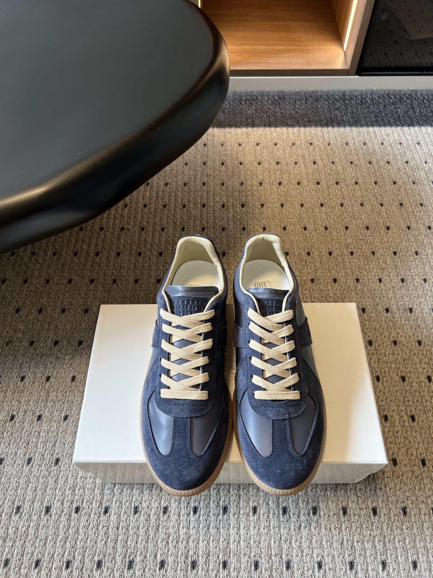 NO:921986,Maison Margiel*26ss new summer casual retro splicing moral training shoes have a clean and cool minimalist atmosphere, low saturation and soft colors, classic slender shoes with smooth lines, simplicity and no unnecessary decoration, and a natural sense of high-end. It is perfectly suitable for daily commuting, city walks, and leisure travel. It is refreshing and neat when paired with straight jeans and can be worn in all seasons. The upper is cow suede and the lining is cowhide. The outsole is original molded outsole.  size women's size 35-41 (customized sizes 40 and 41 are non-returnable) men's size 39-46 (customized 46 non-returnable), casual shoes/sports shoes, sneakers, jeans, cowhide19860909Maison Margiel*26ss夏季新款休闲复古拼接德训鞋 自带干净清冷的极简氛围感,低饱和柔和色系,经典修长鞋型线条流畅,简约无多余装饰,高级感浑然天成. 日常通勤、城市漫步、休闲出行都能完美适配,搭配直筒牛仔裤清爽利落,四季皆可穿着. 鞋面牛反绒 内里牛皮 大底原版开模大底 size女码35-41码（40、41码定制不退换）男码39-46码（46定制不退换）,休闲鞋/运动鞋,sneakers,jeans,cowhide,Women's Shoes