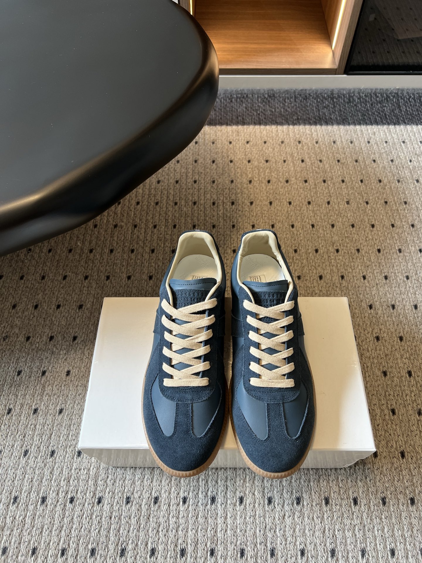 NO:922577,Maison Margiel*26ss new summer casual retro splicing moral training shoes have a clean and cool minimalist atmosphere, low saturation and soft colors, classic slender shoes with smooth lines, simplicity and no unnecessary decoration, and a natural sense of high-end. It is perfectly suitable for daily commuting, city walks, and leisure travel. It is refreshing and neat when paired with straight jeans and can be worn in all seasons. The upper is cow suede and the lining is cowhide. The outsole is original molded outsole.  size women's size 35-41 (customized sizes 40 and 41 are non-returnable) men's size 39-46 (customized 46 non-returnable), casual shoes/sports shoes, sneakers, jeans, cowhide19860909Maison Margiel*26ss夏季新款休闲复古拼接德训鞋 自带干净清冷的极简氛围感,低饱和柔和色系,经典修长鞋型线条流畅,简约无多余装饰,高级感浑然天成. 日常通勤、城市漫步、休闲出行都能完美适配,搭配直筒牛仔裤清爽利落,四季皆可穿着. 鞋面牛反绒 内里牛皮 大底原版开模大底 size女码35-41码（40、41码定制不退换）男码39-46码（46定制不退换）,休闲鞋/运动鞋,sneakers,jeans,cowhide,Women's Shoes