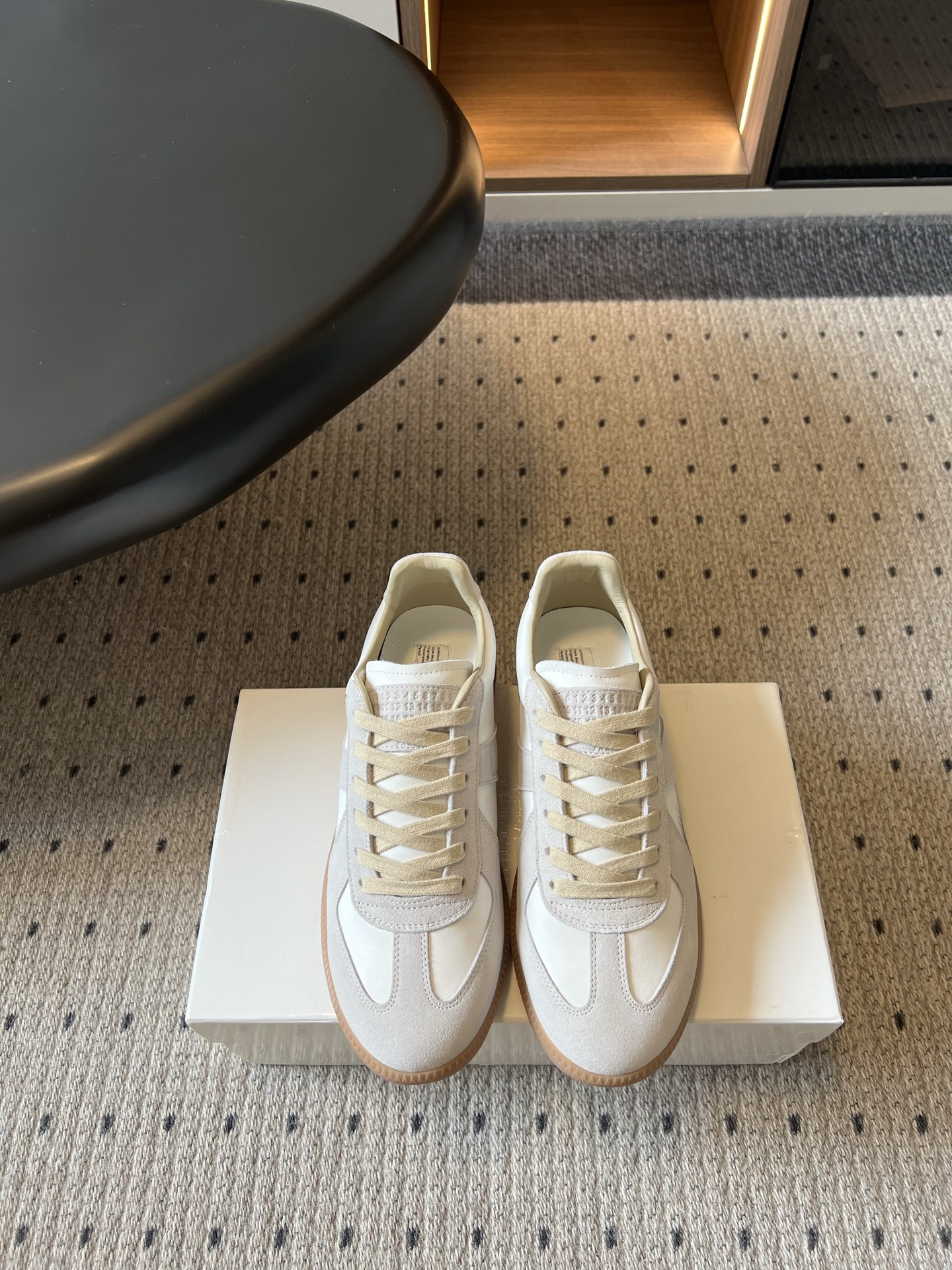 NO:922585,Top quality Maison Margiel*26ss new summer casual retro splicing moral training shoes with a clean and cool minimalist atmosphere, low saturation and soft colors, classic slender shoe shape with smooth lines, simplicity and no unnecessary decoration, and a natural sense of high-end. Perfect for daily commuting, city walks, and leisure travel. It is refreshing and neat when paired with straight jeans and can be worn in all seasons. The upper is cow suede and the lining is cowhide. The outsole is original molded outsole.  size women's size 35-41 (customized sizes 40 and 41 are non-returnable) men's size 39-46 (customized 46 non-returnable), casual shoes/sports shoes, sneakers, jeans, cowhide19860909顶级品质 Maison Margiel*26ss夏季新款休闲复古拼接德训鞋 自带干净清冷的极简氛围感,低饱和柔和色系,经典修长鞋型线条流畅,简约无多余装饰,高级感浑然天成. 日常通勤、城市漫步、休闲出行都能完美适配,搭配直筒牛仔裤清爽利落,四季皆可穿着. 鞋面牛反绒 内里牛皮 大底原版开模大底 size女码35-41码（40、41码定制不退换）男码39-46码（46定制不退换）,休闲鞋/运动鞋,sneakers,jeans,cowhide,Women's Shoes