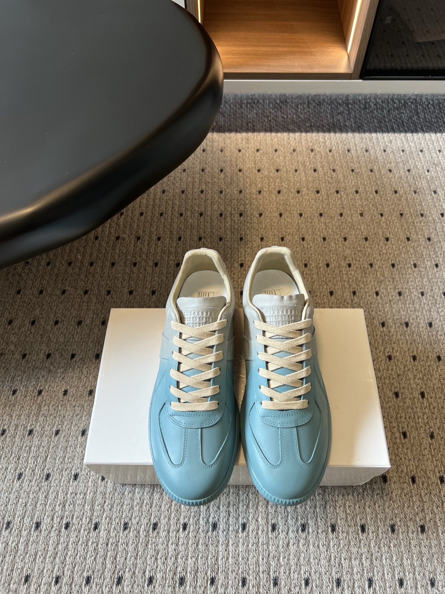 NO:926602,Maison Margiel*26ss new summer casual retro splicing moral training shoes have a clean and cool minimalist atmosphere, low saturation and soft colors, classic slender shoes with smooth lines, simplicity and no unnecessary decoration, and a natural sense of high-end. It is perfectly suitable for daily commuting, city walks, and leisure travel. It is refreshing and neat when paired with straight jeans and can be worn in all seasons. The upper is cow suede and the lining is cowhide. The outsole is original molded outsole.  size women's size 35-41 (customized sizes 40 and 41 are non-returnable) men's size 39-46 (customized 46 non-returnable), casual shoes/sports shoes, sneakers, jeans, cowhide19860909Maison Margiel*26ss夏季新款休闲复古拼接德训鞋 自带干净清冷的极简氛围感,低饱和柔和色系,经典修长鞋型线条流畅,简约无多余装饰,高级感浑然天成. 日常通勤、城市漫步、休闲出行都能完美适配,搭配直筒牛仔裤清爽利落,四季皆可穿着. 鞋面牛反绒 内里牛皮 大底原版开模大底 size女码35-41码（40、41码定制不退换）男码39-46码（46定制不退换）,休闲鞋/运动鞋,sneakers,jeans,cowhide,Women's Shoes