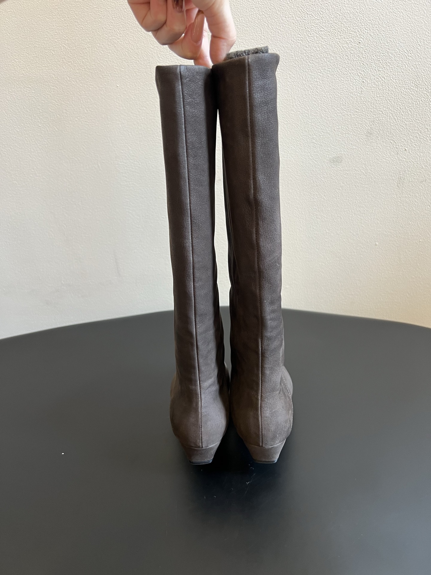 Prad*26ss夏季新款尖头低跟高筒靴 清冷极简的复古贵气扑面而来,利落尖头搭配柔和细矮跟,靴身自然形成慵懒褶皱,低调 Prad*26ss夏季新款尖头低跟高筒靴 清冷极简的复古贵气扑面而来,利落尖头搭配柔和细矮跟,靴身自然形成慵懒褶皱,低调