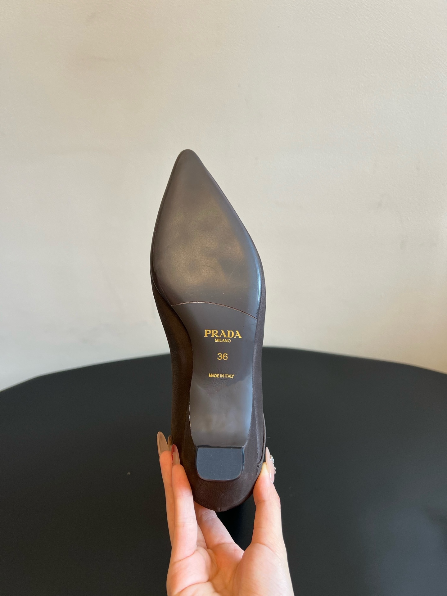 Prad*26ss夏季新款尖头低跟高筒靴 清冷极简的复古贵气扑面而来,利落尖头搭配柔和细矮跟,靴身自然形成慵懒褶皱,低调 Prad*26ss夏季新款尖头低跟高筒靴 清冷极简的复古贵气扑面而来,利落尖头搭配柔和细矮跟,靴身自然形成慵懒褶皱,低调