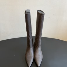 Prad*26ss夏季新款尖头低跟高筒靴 清冷极简的复古贵气扑面而来,利落尖头搭配柔和细矮跟,靴身自然形成慵懒褶皱,低调 Prad*26ss夏季新款尖头低跟高筒靴 清冷极简的复古贵气扑面而来,利落尖头搭配柔和细矮跟,靴身自然形成慵懒褶皱,低调
