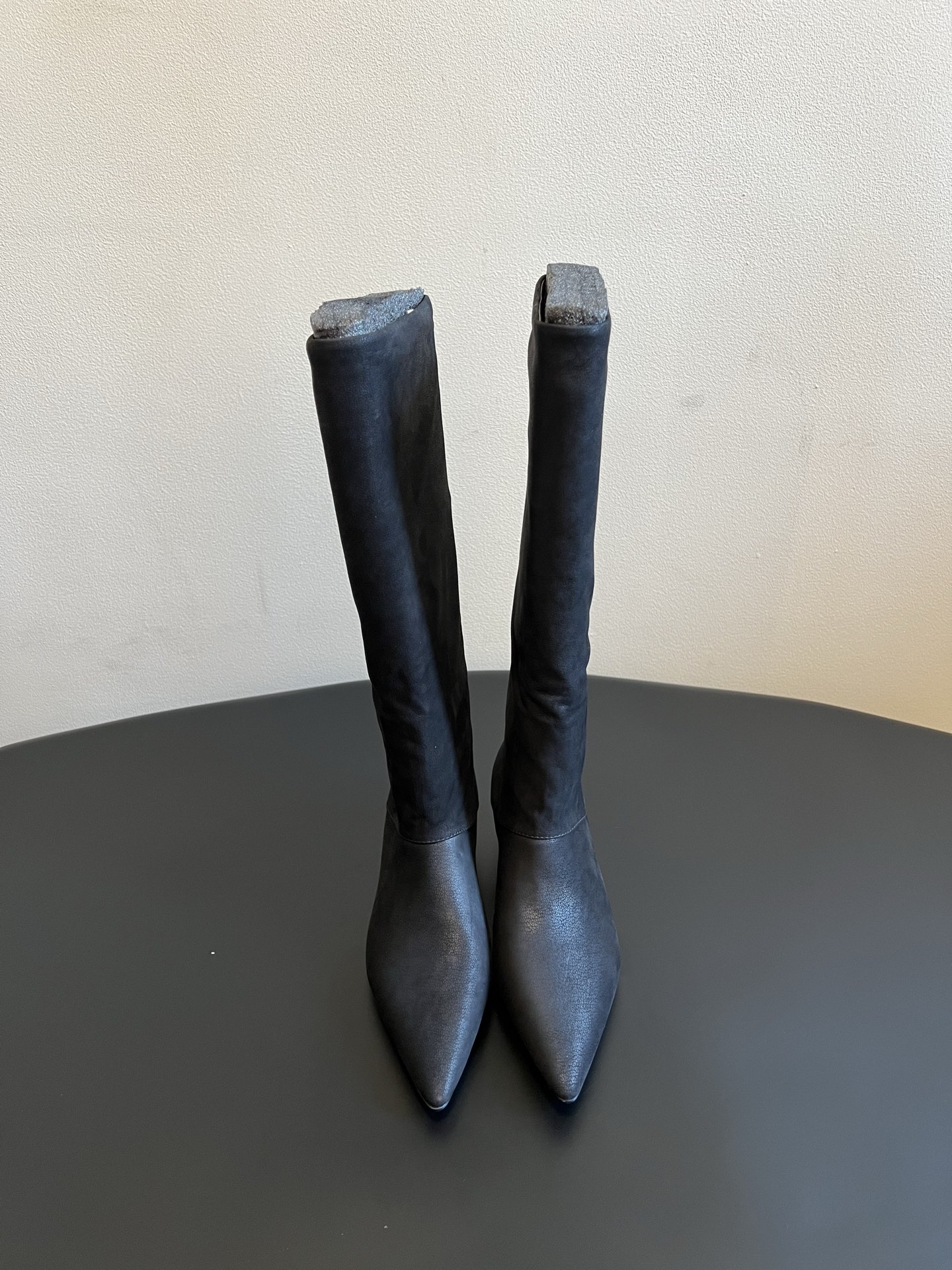 NO:921881,Prad*26ss summer new pointed toe low-heeled high boots have a cool and minimalist retro elegance. The neat pointed toe is matched with a soft slender heel. The boot body naturally forms lazy pleats. The low-key metal logo is embellished on it, giving it a full sense of atmosphere.  The overall style is restrained and high-end, taking into account elegance and daily practicality. It is an indispensable temperament boot for creating a sense of atmosphere. It can be perfectly suitable for daily commuting, going out for shopping, or casual style wear, and can easily modify the leg lines. Cow grain sand upper, sheepskin lining, Italian genuine leather outsole, size 35-42 (40, 41, and 42 sizes are customized and non-refundable). Heel height 4cm, boots, prada, boots, sheepskin, Leather  soles19860909Prad*26ss夏季新款尖头低跟高筒靴 清冷极简的复古贵气扑面而来,利落尖头搭配柔和细矮跟,靴身自然形成慵懒褶皱,低调的金属标识点缀其上,氛围感十足. 整体风格克制又高级,兼顾优雅气质与日常实穿性,是用来打造氛围感穿搭必不可少的一款气质长靴,日常通勤、外出逛街或是轻熟风穿搭都能够完美契合,轻松修饰腿部线条. 鞋面牛纹砂 内里羊皮 大底意大利真皮大底 size35-42码（40、41、42码定制不退换） 跟高4cm,靴子,prada,boots,sheepskin,Leather soles,Women's Shoes
