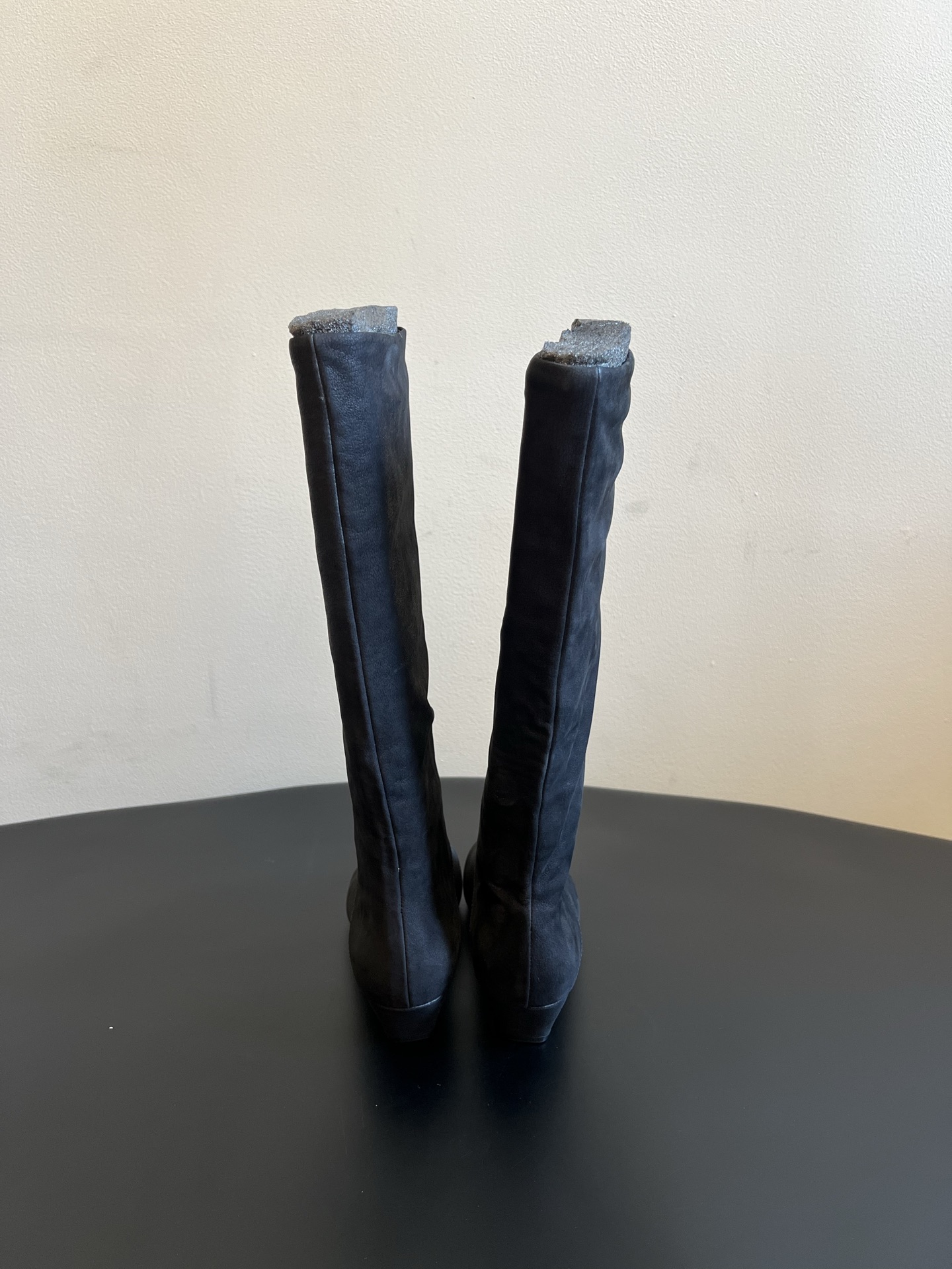 Prad*26ss夏季新款尖头低跟高筒靴 清冷极简的复古贵气扑面而来,利落尖头搭配柔和细矮跟,靴身自然形成慵懒褶皱,低调 Prad*26ss夏季新款尖头低跟高筒靴 清冷极简的复古贵气扑面而来,利落尖头搭配柔和细矮跟,靴身自然形成慵懒褶皱,低调