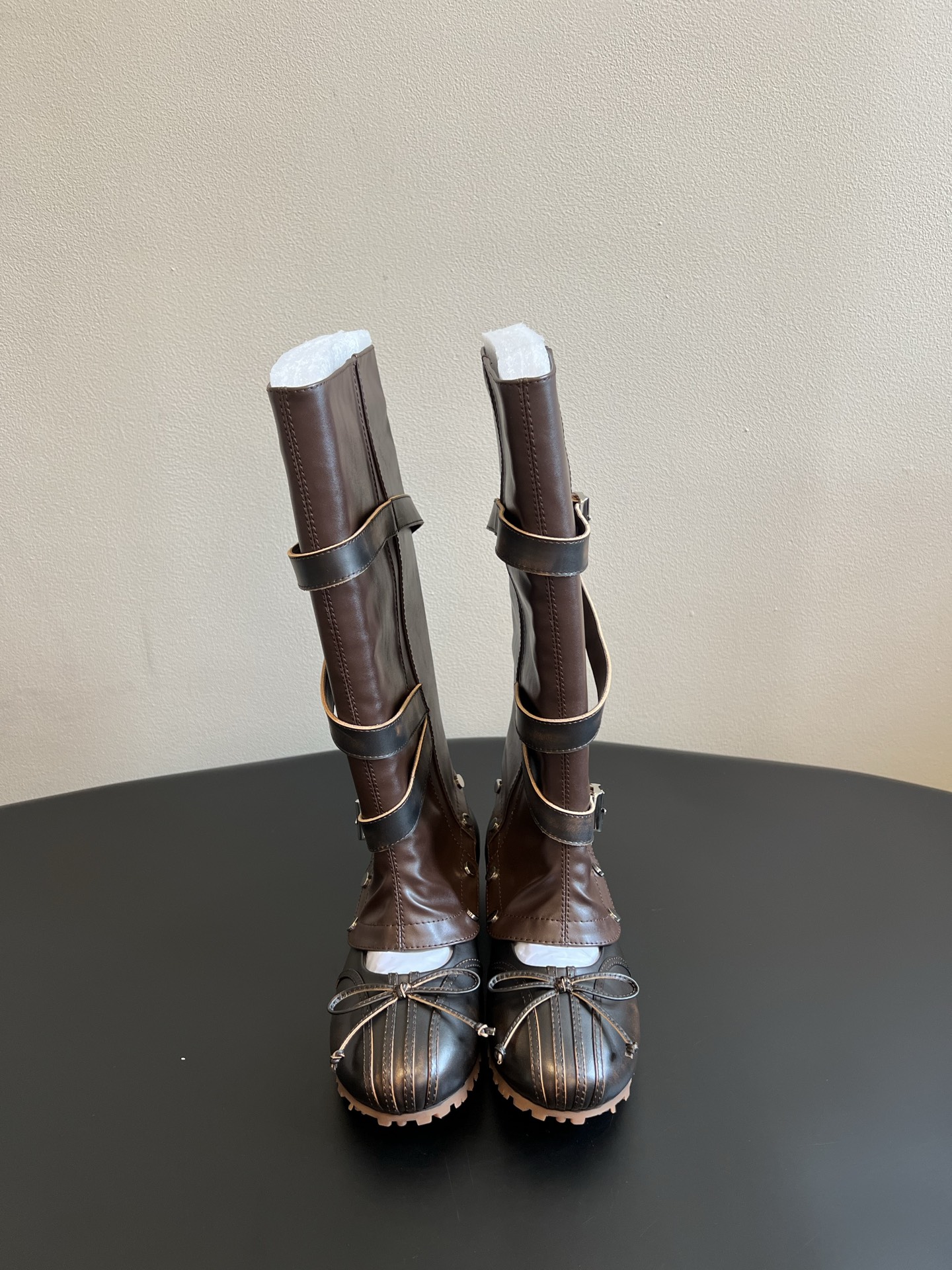NO:924415,LOST IN ECH*26ss new summer ballet sports detachable two-wear pile boots. The detachable two-wear ballet-style high boots series has a one-shoe, multi-wear atmosphere. The neat straight boot shape is equipped with a detachable boot design. The cross metal buckle straps of the boot body are the iconic design. The toe bow decoration is matched with a non-slip thick sole. The boot can be easily detached, switching between high boots and ballet-style single shoes in one second. The flat shoe type takes into account both walking stability and comfortable foot feel.  Taking into account the practical appearance and practicality of one shoe that can be worn multiple times, if you want a pair of two-wear shoes that have a ballet atmosphere and are versatile and durable, this detachable two-wear ballet-style high boots series is a must-have and versatile item. Upper cowhide/denim Lining sheepskin Outsole Rubber outsole size 35-41 (customized sizes 40 and 41 are not returnable), boots, boots, flats, cowhide, sheepskin19860909LOST IN ECH*26ss夏季新款芭蕾运动可拆卸两穿堆堆靴 自带一鞋多穿氛围感的可拆卸两穿芭蕾风高筒靴系列,利落的直筒靴型搭配可拆卸靴筒设计,靴身交叉金属扣绑带作为标志性设计,鞋头蝴蝶结装饰搭配防滑厚底,靴筒可轻松拆卸,一秒切换高筒靴与芭蕾风单鞋两种形态,平底鞋型兼顾行走平稳度与舒适脚感. 兼顾一鞋多穿的实用颜值与实穿性,想要一双兼顾芭蕾氛围感、百搭耐穿的两穿鞋款,这款可拆卸两穿芭蕾风高筒靴系列是刚需百搭单品. 鞋面牛皮/牛仔布 内里羊皮 大底橡胶大底 size35-41码（40、41码定制不退换）,靴子,boots,flats,cowhide,sheepskin,Women's Shoes