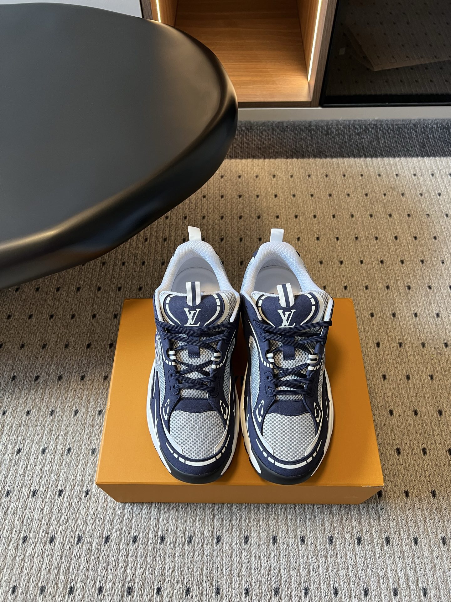 NO:953801,Real price Louis Vuitto*LV26ss summer new men's dad shoes have a cool street-trend aura. Multi-layer mesh and leather splicing create a rich sense of layering. The lines are neat and stylish. The three-dimensional heightening shoe shape has its own modification effect. It has a strong retro sports style and can easily create casual and trendy outfits.  The daily wear scene is very wide. Pair it with casual leggings to show your street coolness. Pair it with loose sweatpants for a lazy and casual look. Pair it with denim wide-leg pants without any sense of incompatibility. It can be easily used for daily travel, shopping, and weekend leisure. Original custom-made fabric for the upper. Mesh lining... 36.0 outsole. Original molded outsole. Size 39-45 (customized sizes 39 and 45 are non-refundable). Heel height 4.5cm. Louis vuitton, Louis  vuitton19860909实价 Louis Vuitto*LV26ss夏季新款男士老爹鞋 自带街头潮流酷飒气场,多层网布与皮革拼接打造丰富层次感,线条利落有型,立体增高鞋型自带修饰效果,复古运动风格浓郁,轻松打造随性潮流穿搭. 日常穿搭场景十分宽泛,搭配休闲束脚裤尽显街头帅气,搭配宽松卫裤慵懒随性,配上牛仔阔腿裤也毫无违和感,日常出行、逛街出游、周末休闲都能轻松驾驭. 鞋面原版定制面料 内里网布..36.0 大底原版开模大底 size39-45码（39、45码定制不退换） 跟高4.5cm,,louis vuitton,louis vuitton,Men's shoes