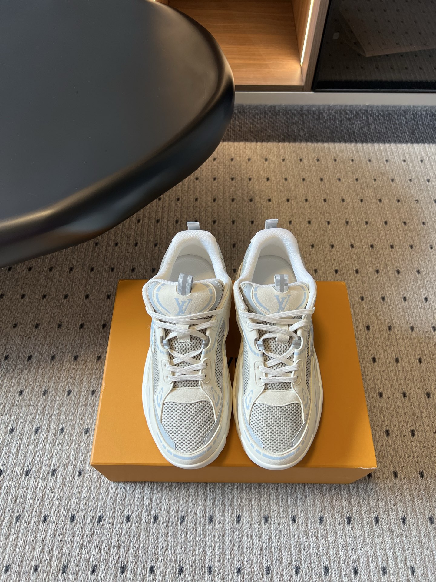 NO:953809,Real price Louis Vuitto*LV26ss summer new men's dad shoes have a cool street-trend aura. Multi-layer mesh and leather splicing create a rich sense of layering. The lines are neat and stylish. The three-dimensional heightening shoe shape has its own modification effect. It has a strong retro sports style and can easily create casual and trendy outfits.  The daily wear scene is very wide. Pair it with casual leggings to show your street coolness, pair it with loose sweatpants for a lazy and casual look, and pair it with denim wide-leg pants without any sense of incompatibility. It can be easily used for daily travel, shopping, and weekend leisure. Original custom-made fabric for the upper, mesh lining, original molded outsole, size 39-45 (customized sizes 39 and 45 are non-refundable), heel height 4.5cm, Louis Vuitton, Louis Vuitton19860909实价 Louis Vuitto*LV26ss夏季新款男士老爹鞋 自带街头潮流酷飒气场,多层网布与皮革拼接打造丰富层次感,线条利落有型,立体增高鞋型自带修饰效果,复古运动风格浓郁,轻松打造随性潮流穿搭. 日常穿搭场景十分宽泛,搭配休闲束脚裤尽显街头帅气,搭配宽松卫裤慵懒随性,配上牛仔阔腿裤也毫无违和感,日常出行、逛街出游、周末休闲都能轻松驾驭. 鞋面原版定制面料 内里网布 大底原版开模大底 size39-45码（39、45码定制不退换） 跟高4.5cm,,louis vuitton,louis vuitton,Men's shoes