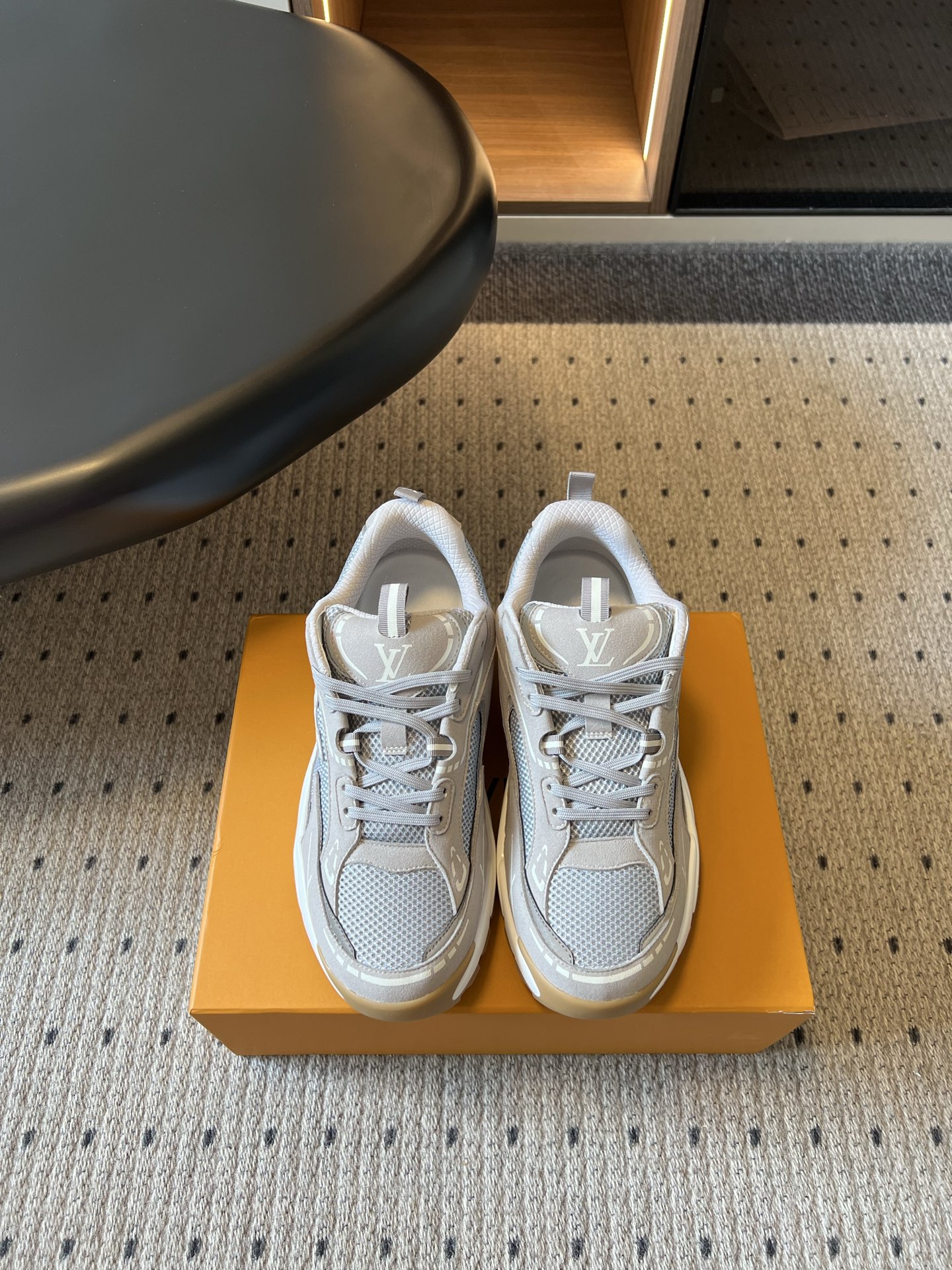 NO:953818,Real price Louis Vuitto*LV26ss summer new men's dad shoes have a cool street-trend aura. Multi-layer mesh and leather splicing create a rich sense of layering. The lines are neat and stylish. The three-dimensional heightening shoe shape has its own modification effect. It has a strong retro sports style and can easily create casual and trendy outfits.  The daily wear scene is very wide. Pair it with casual leggings to show your street coolness, pair it with loose sweatpants for a lazy and casual look, and pair it with denim wide-leg pants without any sense of incompatibility. It can be easily used for daily travel, shopping, and weekend leisure. Original custom-made fabric for the upper, mesh lining, original molded outsole, size 39-45 (customized sizes 39 and 45 are non-refundable), heel height 4.5cm, Louis Vuitton, Louis Vuitton19860909实价 Louis Vuitto*LV26ss夏季新款男士老爹鞋 自带街头潮流酷飒气场,多层网布与皮革拼接打造丰富层次感,线条利落有型,立体增高鞋型自带修饰效果,复古运动风格浓郁,轻松打造随性潮流穿搭. 日常穿搭场景十分宽泛,搭配休闲束脚裤尽显街头帅气,搭配宽松卫裤慵懒随性,配上牛仔阔腿裤也毫无违和感,日常出行、逛街出游、周末休闲都能轻松驾驭. 鞋面原版定制面料 内里网布 大底原版开模大底 size39-45码（39、45码定制不退换） 跟高4.5cm,,louis vuitton,louis vuitton,Men's shoes