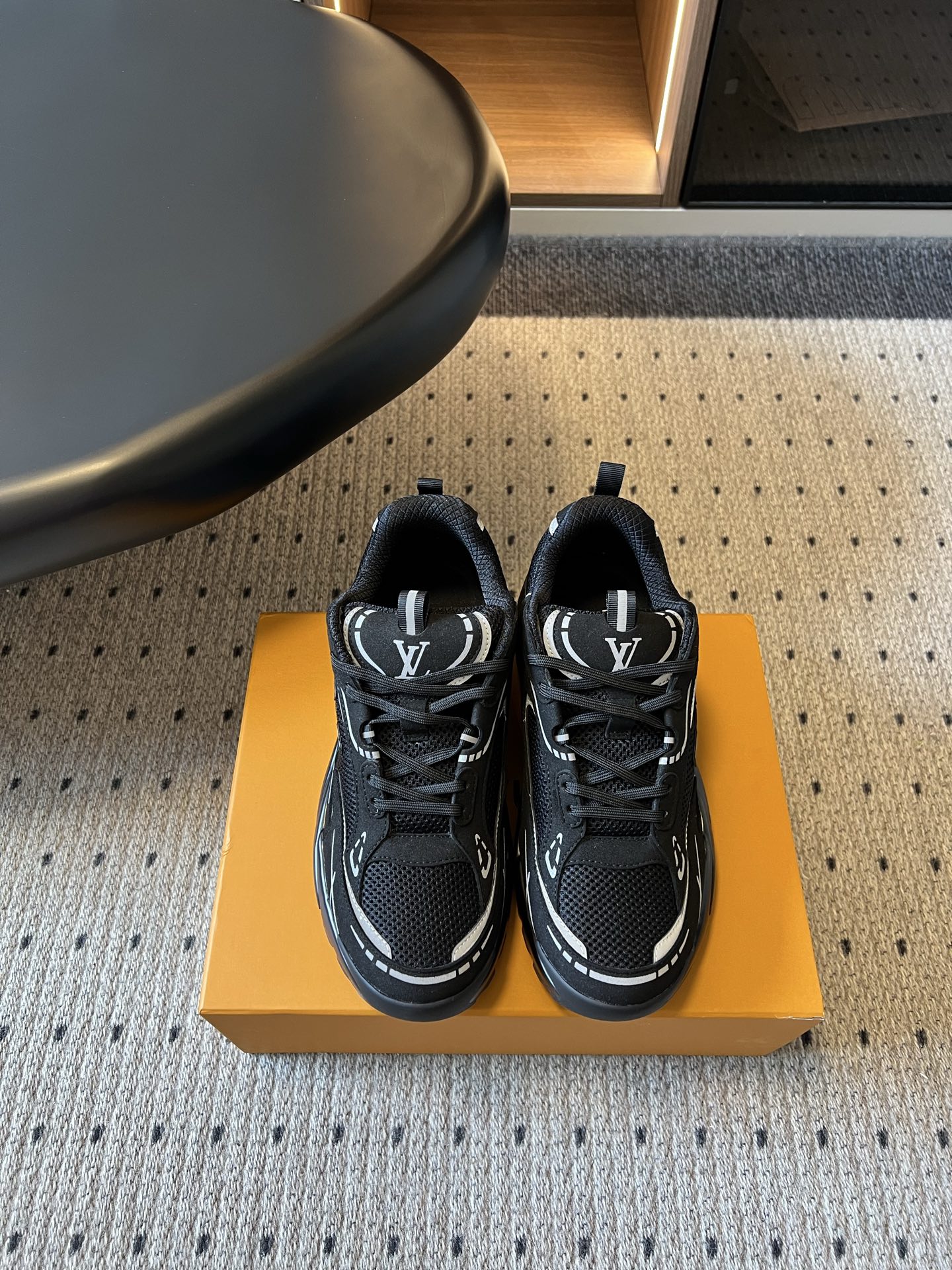 NO:926611,Louis Vuitto*LV26ss new summer men's dad shoes have a cool and cool aura of street fashion. Multi-layer mesh and leather splicing create a rich sense of layering. The lines are neat and stylish. The three-dimensional heightening shoe shape has its own modification effect. It has a strong retro sports style and can easily create casual and trendy outfits.  The daily wear scene is very wide. Pair it with casual leggings to show your street coolness, pair it with loose sweatpants for a lazy and casual look, and pair it with denim wide-leg pants without any sense of incompatibility. It can be easily used for daily travel, shopping, and weekend leisure. Original custom-made fabric for the upper, mesh lining, original open-molded outsole, size 39-45 (customized sizes 39 and 45 are non-refundable), heel height 4.5cm, casual shoes/sports shoes, louis vuitton, louis  vuitton,sneakers19860909Louis Vuitto*LV26ss夏季新款男士老爹鞋 自带街头潮流酷飒气场,多层网布与皮革拼接打造丰富层次感,线条利落有型,立体增高鞋型自带修饰效果,复古运动风格浓郁,轻松打造随性潮流穿搭. 日常穿搭场景十分宽泛,搭配休闲束脚裤尽显街头帅气,搭配宽松卫裤慵懒随性,配上牛仔阔腿裤也毫无违和感,日常出行、逛街出游、周末休闲都能轻松驾驭. 鞋面原版定制面料 内里网布 大底原版开模大底 size39-45码（39、45码定制不退换） 跟高4.5cm,休闲鞋/运动鞋,louis vuitton,louis vuitton,sneakers,Women's Shoes