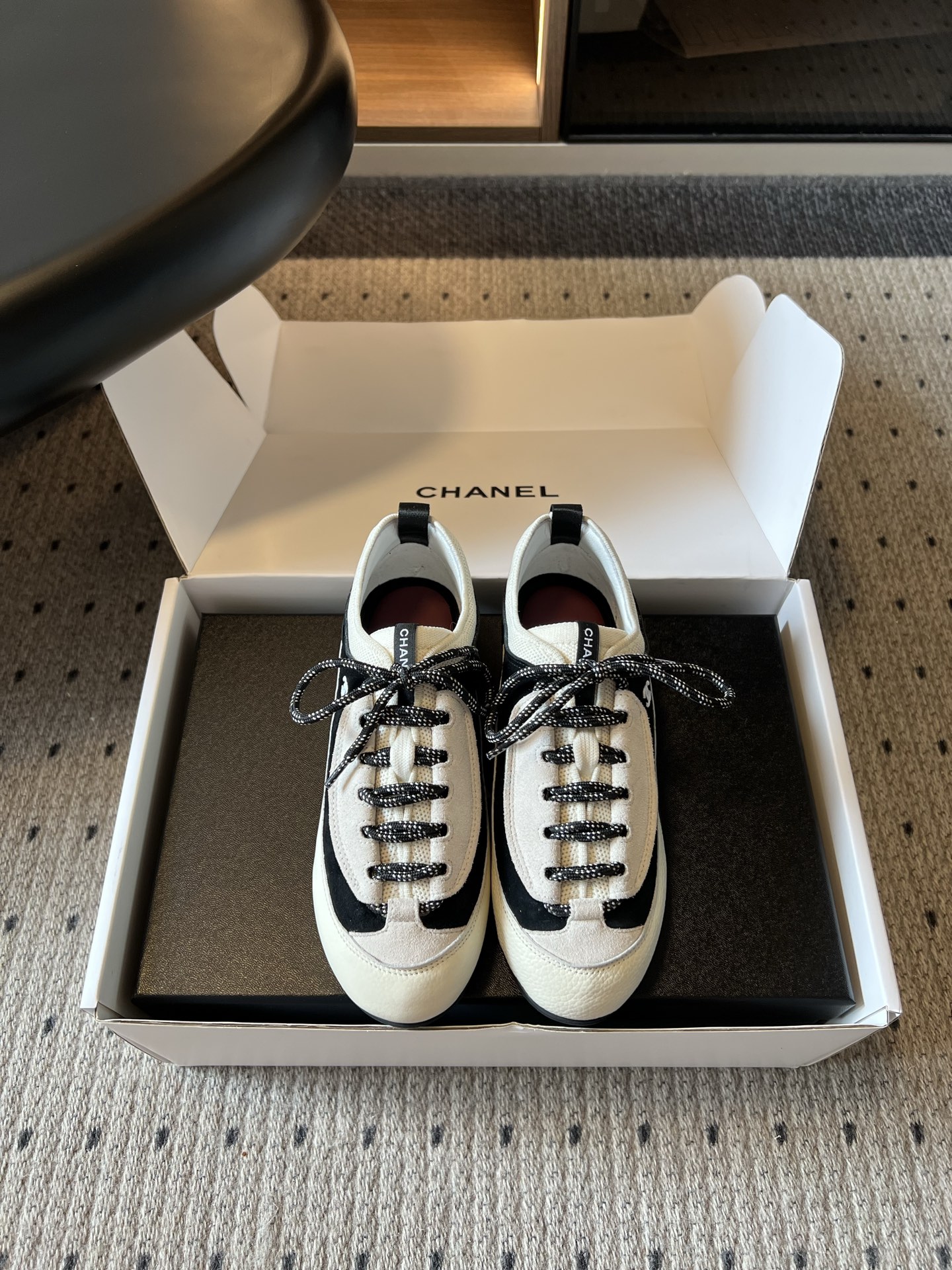 NO:926589,Purchasing agent-grade high-quality Chane*26ss summer new black and white color-blocking moral training shoes, a series of black and white color-blocking canvas casual moral training shoes with a retro intellectual luxury atmosphere, smooth and slender narrow shoes, with customized black and white variegated shoelaces, exquisite brand logos hidden on the sides of the shoes, and simple and neat lines of the shoe body.  Classic timeless luxury casual moral training shoes, black and white contrasting colors balance gentleness and neatness, and are both comfortable and practical with brand sophistication. They are suitable for daily commuting or leisure outings. They can easily match the low-key rich girl's daily wear texture and can be recycled and matched all year round. The upper is pebbled cowhide/Yangjing/high mercerized cow suede, and the lining is sheepskin. TPU outsole.  size 35-40 (customized size 40 is non-refundable), casual shoes/sports shoes, chanel, sneakers, cowhide, sheepskin, sheep19860909代购级 莞产高品质 Chane*26ss夏季新款黑白拼色德训鞋 自带复古知识分子轻奢氛围感的黑白拼色帆布休闲德训鞋系列,流畅修长的窄版鞋型,搭配定制黑白杂色鞋带,鞋侧暗藏精致品牌标识,鞋身线条简约利落. 经典永不过时的轻奢休闲德训鞋,黑白撞色平衡温柔与利落,兼具舒适实穿性与品牌精致感,不管是日常通勤还是休闲出游都适配,轻松拿捏低调富家小姐姐日常穿搭质感,一年四季都可循环搭配. 鞋面荔枝纹牛皮/羊京/高丝光牛反绒 内里绵羊皮 大底TPU大底 size35-40码（40码定制不退换）,休闲鞋/运动鞋,chanel,sneakers,cowhide,sheepskin,sheep,Women's Shoes